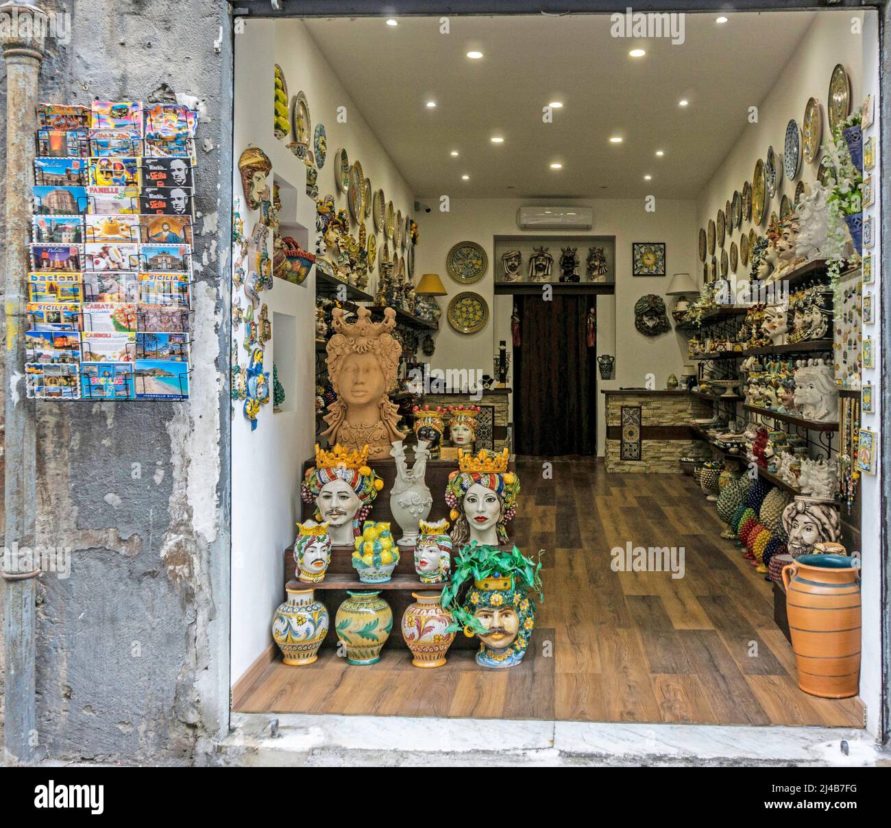 Eine Töpferei, die Töpferwaren in Form von Menschenköpfen in der Via Vittorio, Palermo, Sizilien, Italien verkauft. Stockfoto