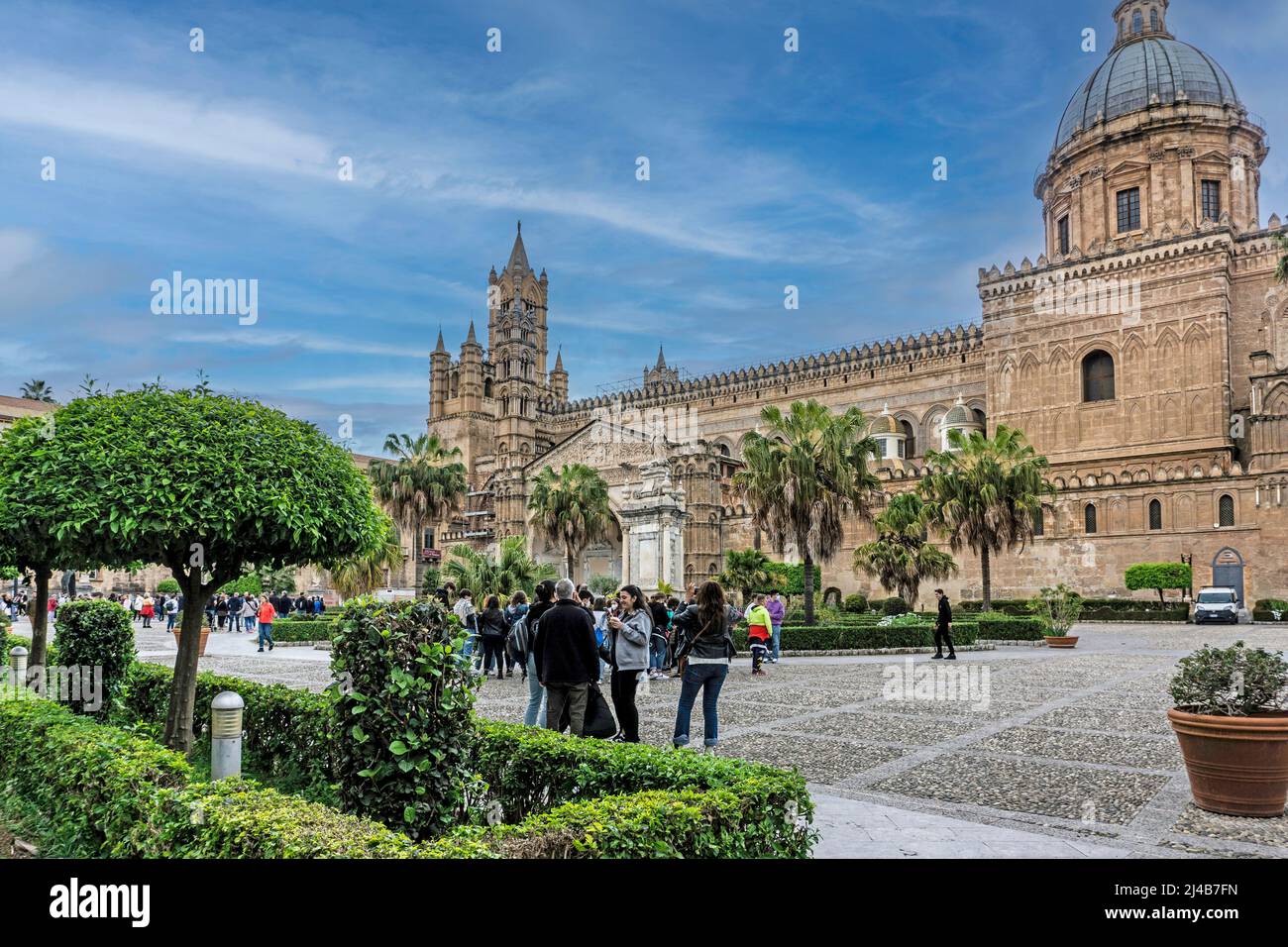 Massen von Touristen auf dem Gelände der Kathedrale von Palermo in Sizilien, Italien. Stockfoto