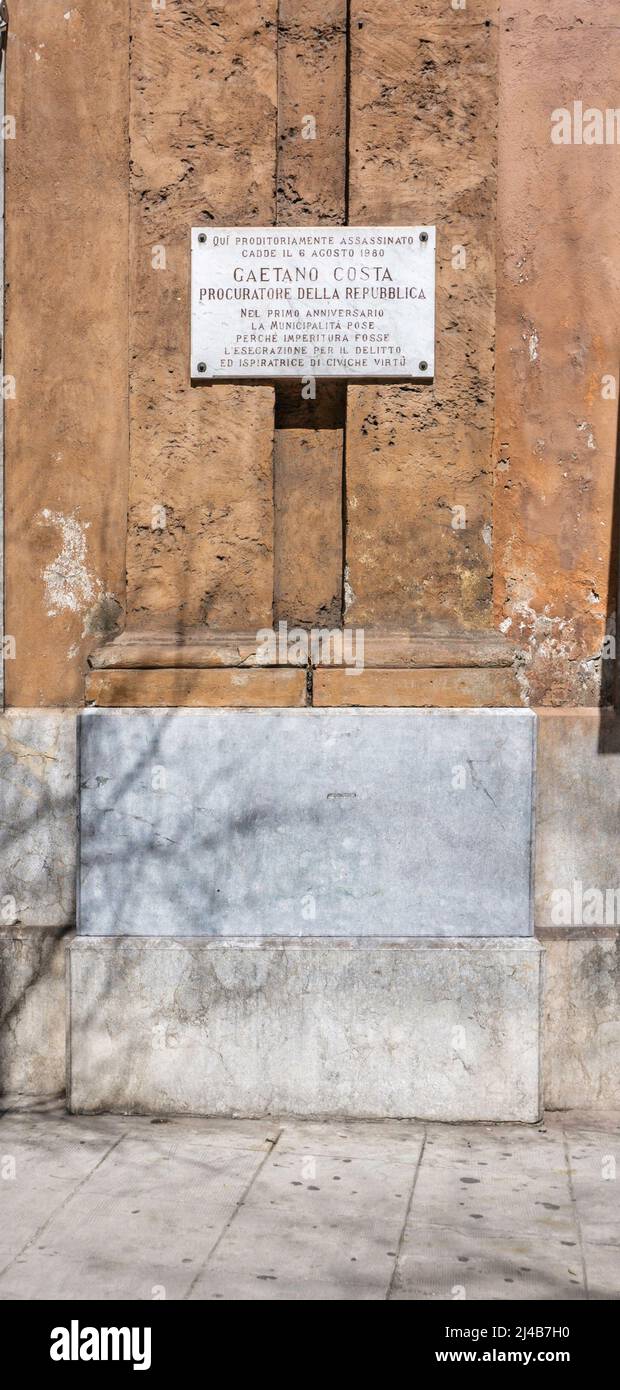 Eine Gedenktafel an einer Wand in der Via Cavour, Palermo, Sizilien