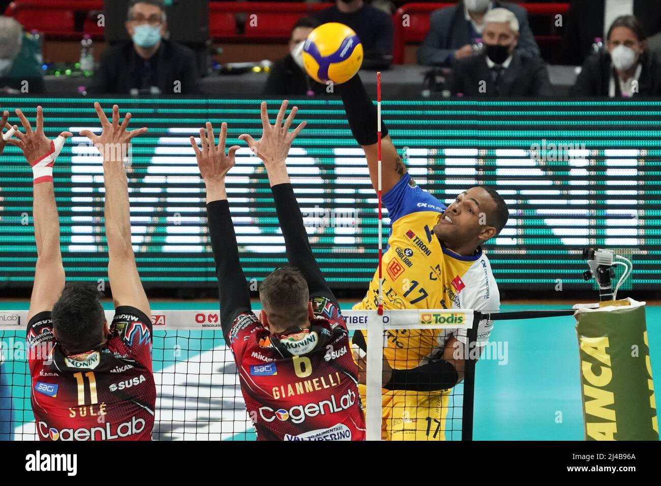 Pala Barton, Perugia, Italien, 13. April 2022, leal Yoandy (N17 leo Schuhe Perkingelmer modena) während des Playoff - Sir Safety Conad Perugia vs Leo Schuhe PerkinElmer Modena - Volleyball Italienische Serie A Männer Superliga Meisterschaft Stockfoto