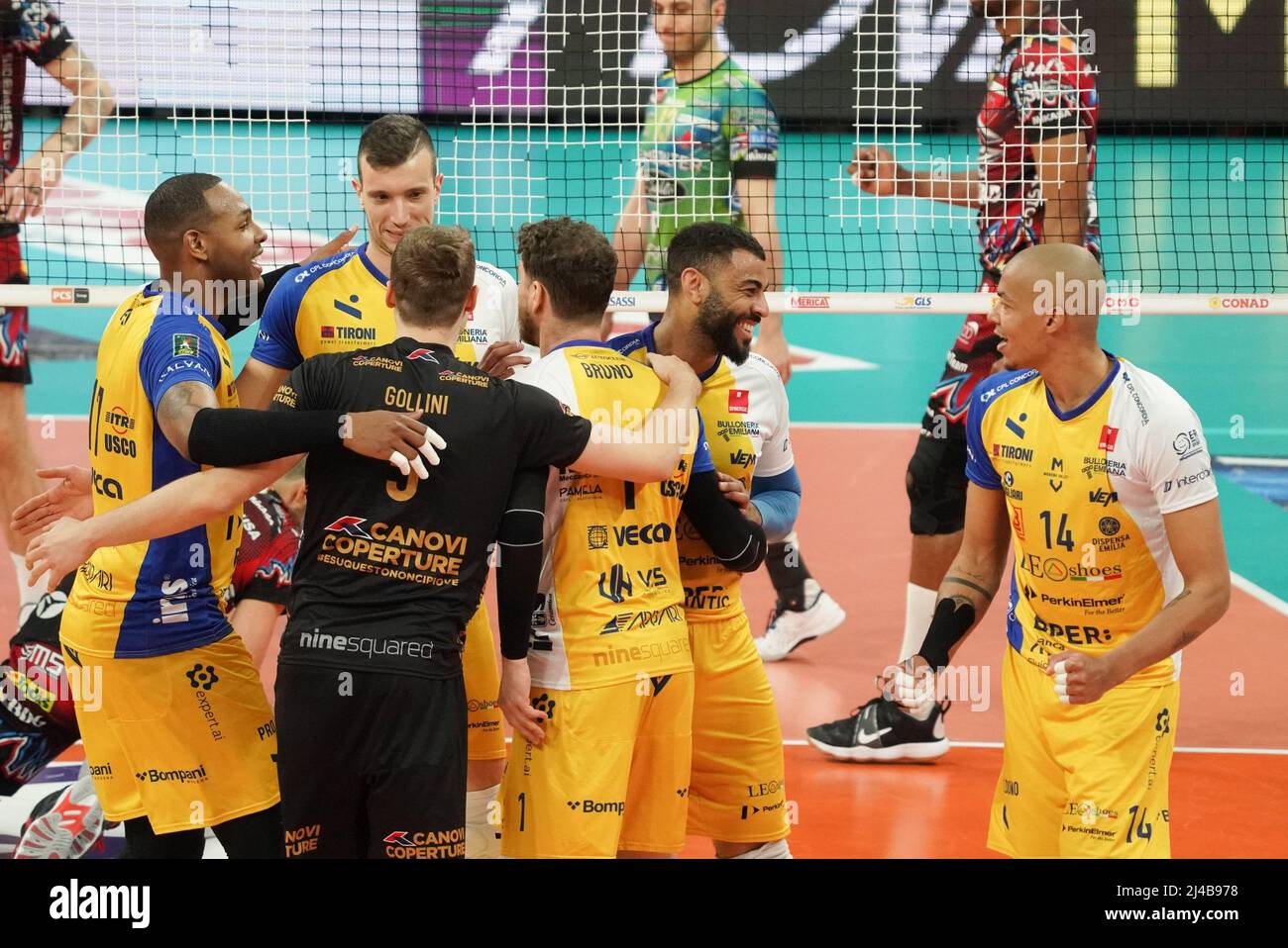 Pala Barton, Perugia, Italien, 13. April 2022, leo Schuhe Perkinelm modena Jubel während des Playoff - Sir Safety Conad Perugia vs Leo Schuhe PerkinElmer Modena - Volleyball Italienische Serie A Männer Superliga Meisterschaft Stockfoto