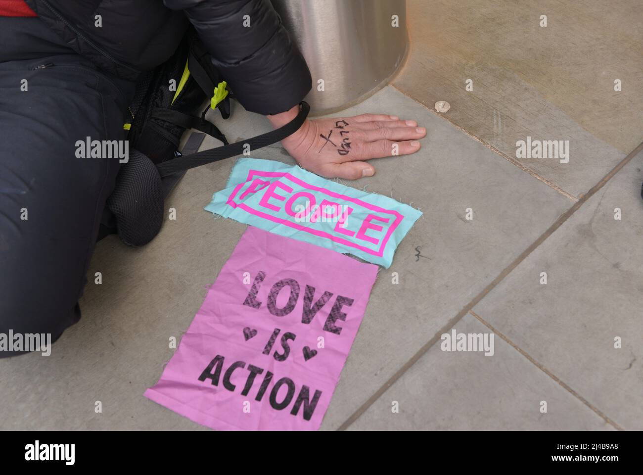 London, Großbritannien. 13. April 2022. Plakat für Aktivisten des Extinction Rebellion, das während der Demonstration vor dem Londoner Büro von Shell zu sehen war. Extinction Rebellion-Aktivisten besetzen Shell's Londoner Büro und verhafteten sich in einen Protest, der Maßnahmen gegen die Klimakrise forderte. (Foto von Thomas Krych/SOPA Images/Sipa USA) Quelle: SIPA USA/Alamy Live News Stockfoto