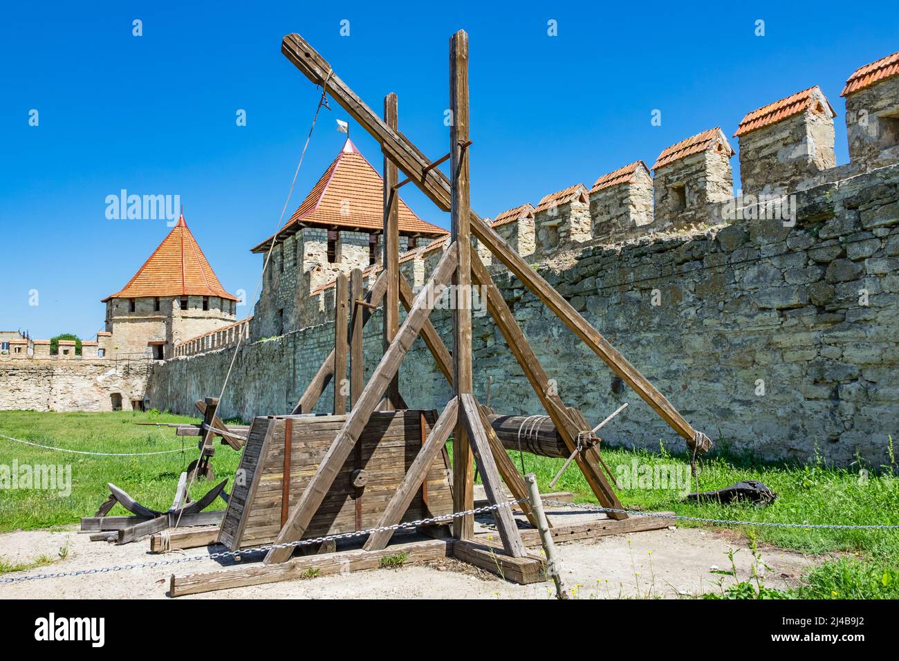 Ein Trebuchet, ausgestellt auf der Festung Bender in Bender (Tighina), Transnistria, Moldawien. Es war eine uralte Wurfwaffe. Stockfoto