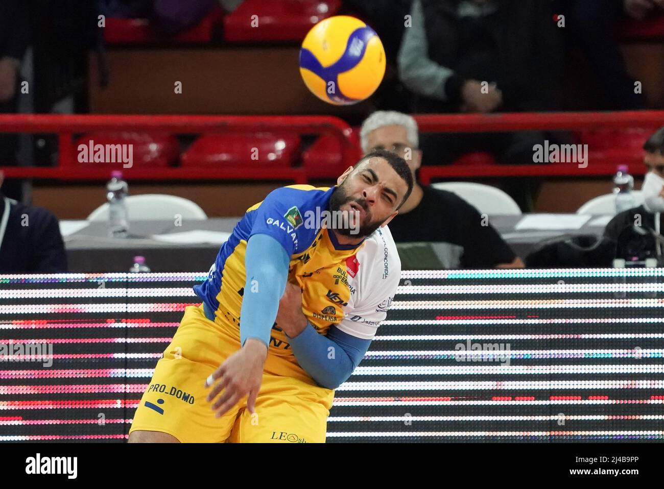 Perugia, Italien. 13. Apr, 2022. Ngapeth earvin (n.9 leo Schuhe Perkingelmer modena) während des Playoff - Sir Safety Conad Perugia vs Leo Schuhe PerkinElmer Modena, Volleyball Italienische Serie A Männer Superleague Championship in Perugia, Italien, April 13 2022 Credit: Independent Photo Agency/Alamy Live News Stockfoto