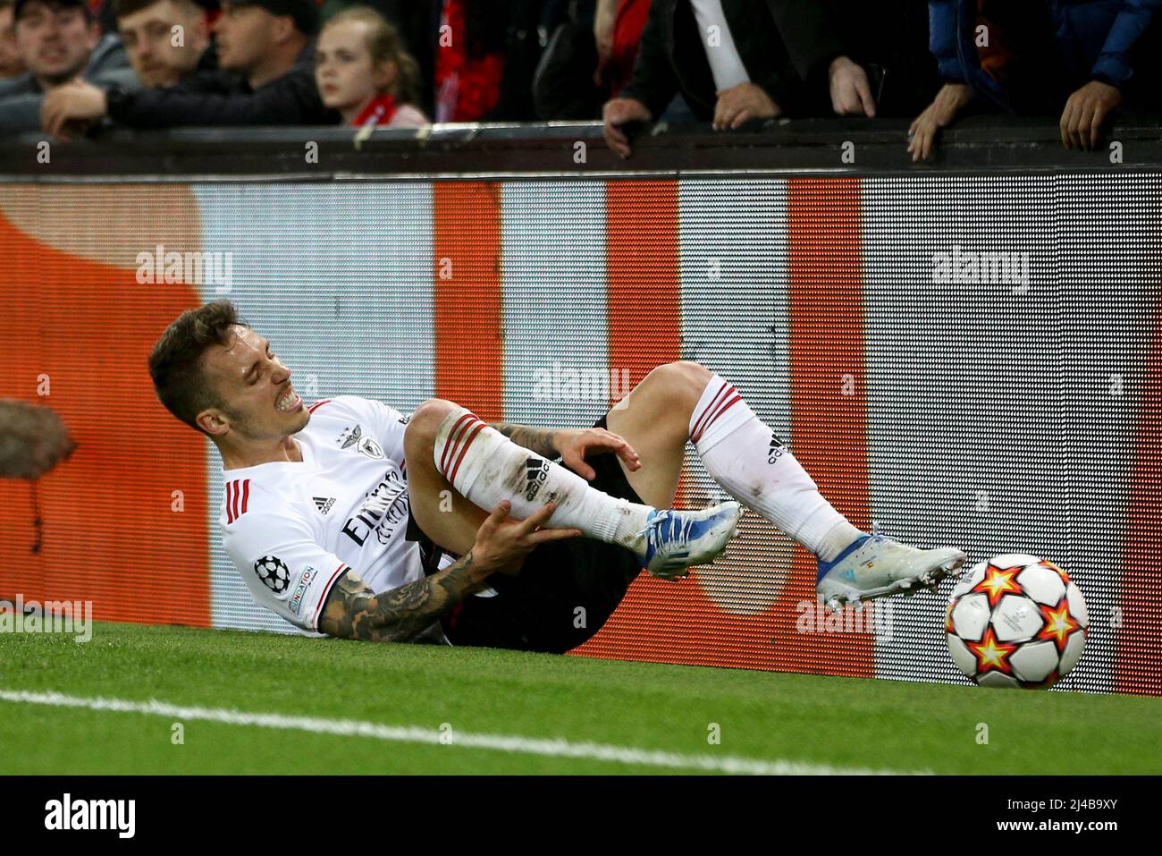 Liverpool, Großbritannien. 13. April 2022. Alejandro Grimaldo von Benfica liegt verletzt an der Seite des Platzes. UEFA Champions League, Viertelfinale 2.-Leg-Spiel, Liverpool gegen Benfica am Mittwoch, 13.. April 2022 im Anfield Stadium in Liverpool. Dieses Bild darf nur für redaktionelle Zwecke verwendet werden. Nur zur redaktionellen Verwendung, Lizenz für kommerzielle Nutzung erforderlich. Keine Verwendung in Wetten, Spielen oder einem einzigen Club / Liga / Spieler Publikationen. PIC von Chris Stading / Andrew Orchard Sport Fotografie / Alamy Live News Kredit: Andrew Orchard Sport Fotografie / Alamy Live News Stockfoto