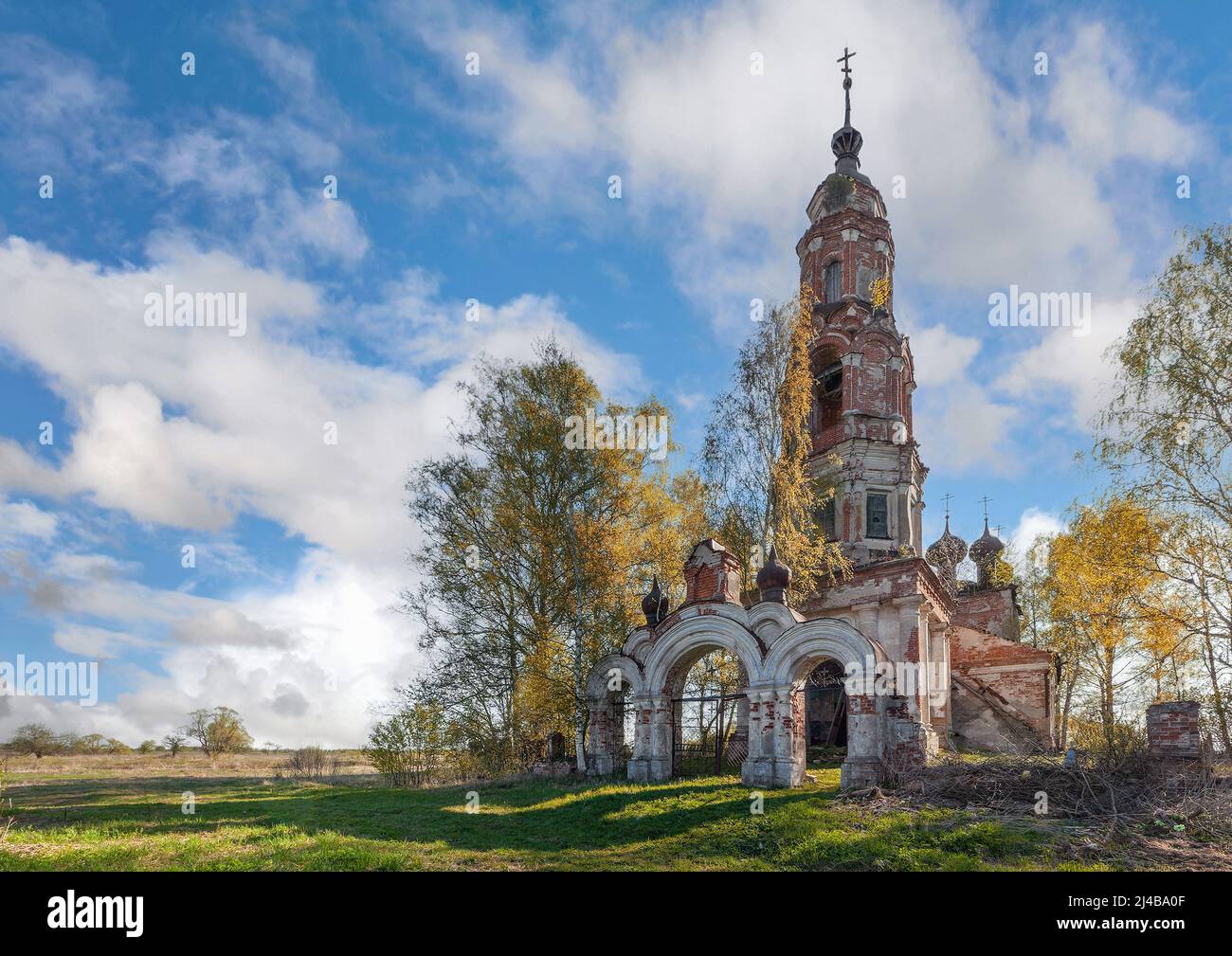 Verlassene alte russische Kirche auf dem Land Stockfoto