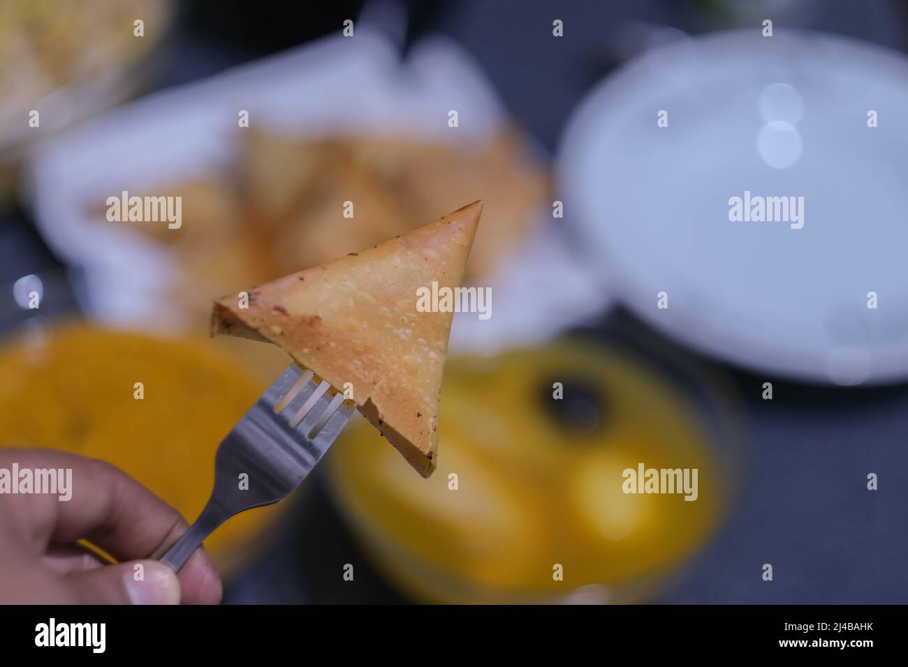 Makrofoto von gebratenem Samosa während des ramadan Stockfoto