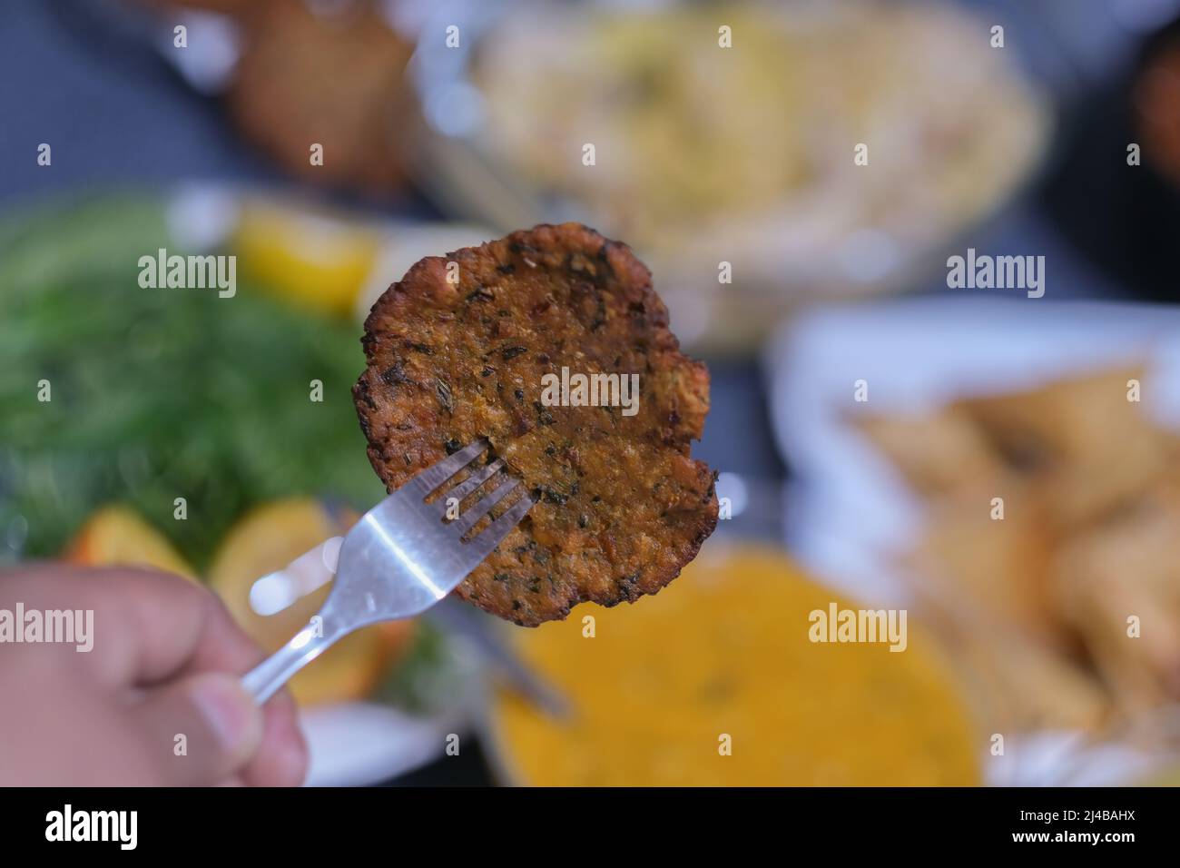 Makrofoto von Brot mit Fleisch während des ramadan Stockfoto