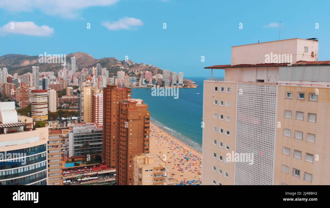 Blick auf das offene Meer, den Strand, die Hügel und viele Gebäude und die Schönheit der Stadt aus größerer Entfernung. Hochwertige Fotos Stockfoto