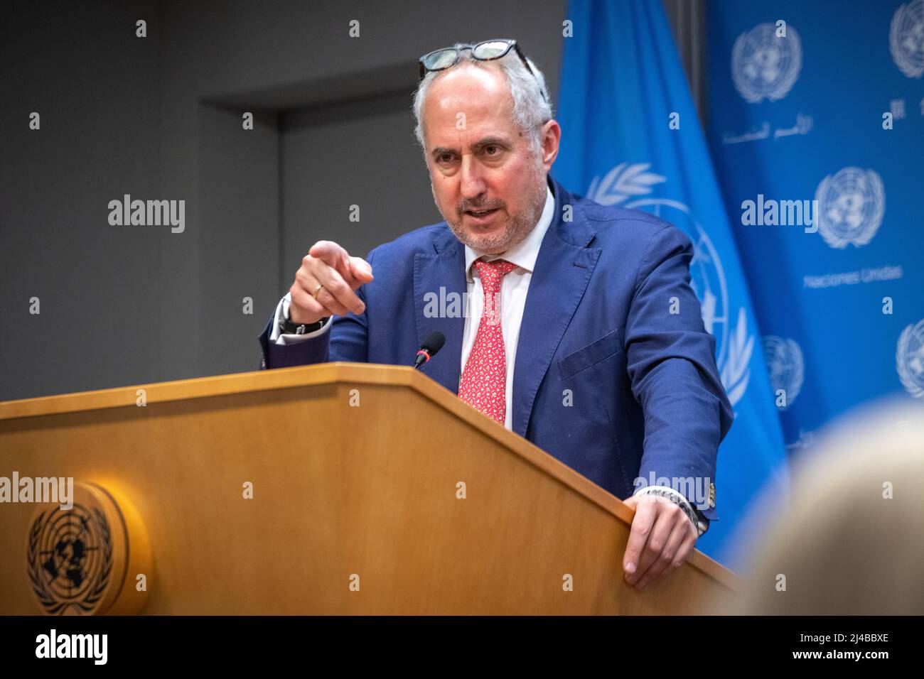 New York, USA. 13. April 2022. Stéphane Dujarric de la Rivière, Sprecher des Generalsekretärs der Vereinten Nationen, António Guterres, während einer Pressekonferenz im UN-Hauptquartier in New York City, um einen UN-Bericht über die globalen Auswirkungen des Krieges in der Ukraine auf die Ernährungs-, Energie- und Finanzsysteme zu präsentieren. Kredit: Enrique Shore/Alamy Live Nachrichten Stockfoto