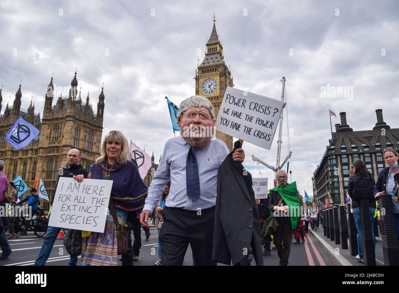 London, Großbritannien, 13.. April 2022. Ein Protestler, der eine Boris Johnson Maske auf der Westminster Bridge trägt. Extinction Rebellion Demonstranten marschierten durch das Zentrum Londons und forderten, dass die Regierung gegen die ökologische und Klimakrise handelt. Kredit: Vuk Valcic/Alamy Live Nachrichten Stockfoto