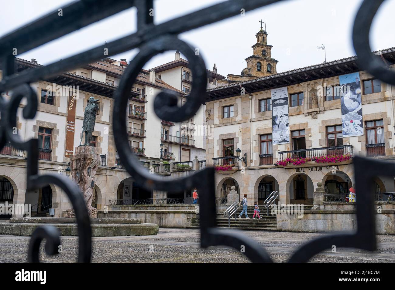 Don Tello Statue und Kulturhaus In Plaza der Jurisdiktionen, Gernika-Lumo, Baskisches Land, Spanien Stockfoto