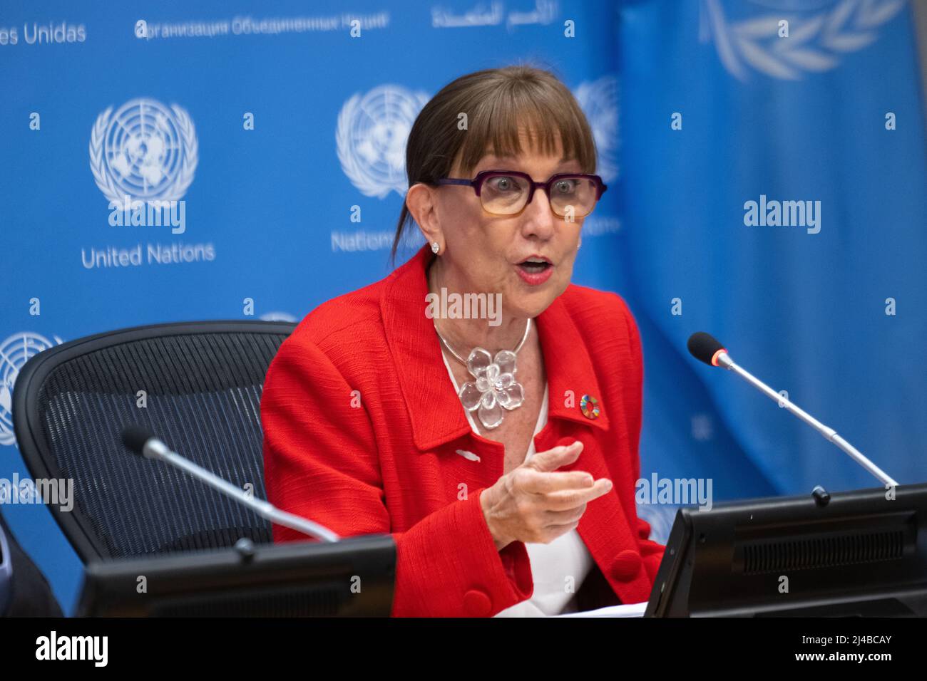 New York, USA. 13. April 2022. Rebeca Grynspan, Leiterin der UN-Konferenz für Handel und Entwicklung (UNCTAD), spricht vor dem UN-Hauptquartier in New York City. Grynspan und UN-Generalsekretär Antonio Guterres präsentierten einen UN-Bericht über die globalen Auswirkungen des Krieges in der Ukraine auf die Ernährungs-, Energie- und Finanzsysteme. Kredit: Enrique Shore/Alamy Live Nachrichten Stockfoto