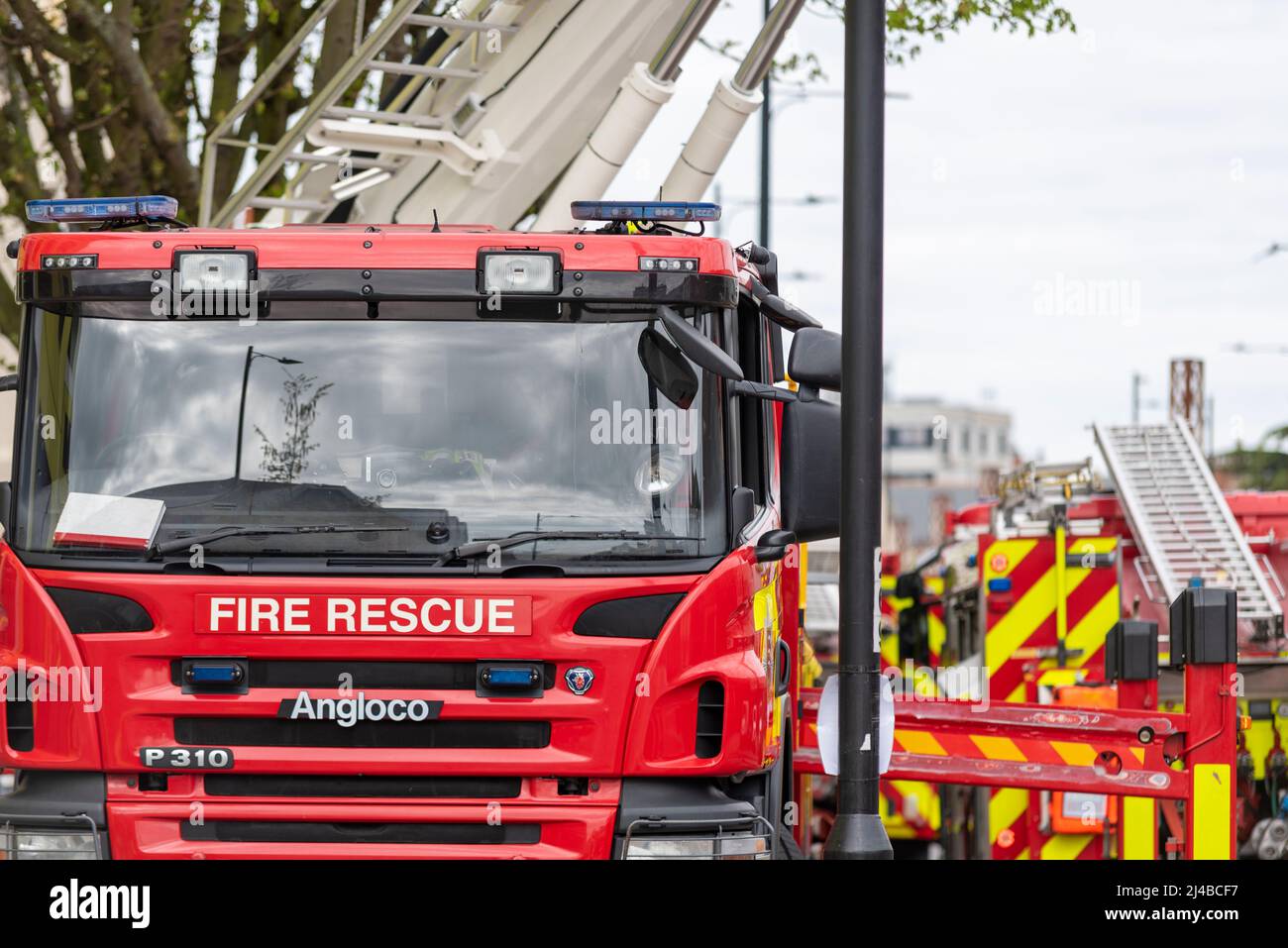 Essex County Fire & Rescue Service Angloco Scania P310 Luftleiterplattform, ALP, Teilnahme an Trainingsübung, mit Feuergeräten. Feuerwehrfahrzeuge Stockfoto