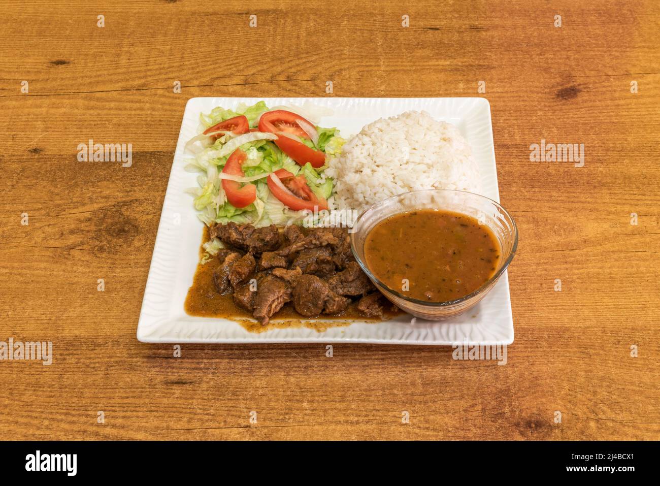 Ursprünglich aus Cochabamba, wird es im ganzen Land konsumiert. Es führt vor allem Rindfleisch, Reis, Ei, Tomaten, Paprika und Kartoffeln Stockfoto