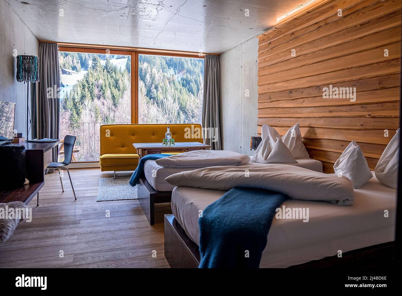 Luxuriöses Schlafzimmer mit dekorierten Betten im modernen Hotelzimmer Stockfoto