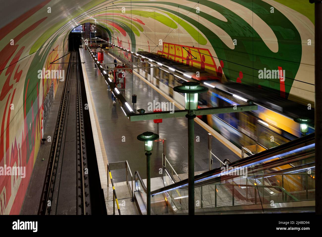 Köln, Deutschland, April 11 2022: Zug bei der Ankunft an einer U-Bahn-Station in köln ehrenfeld Stockfoto