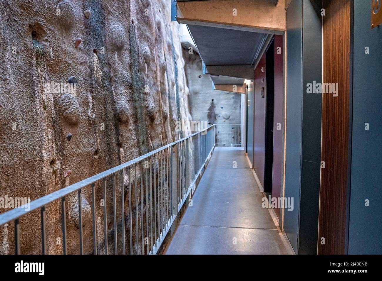 Leerer Balkon mit Geländern neben einer Felswand im modernen Luxushotel Stockfoto