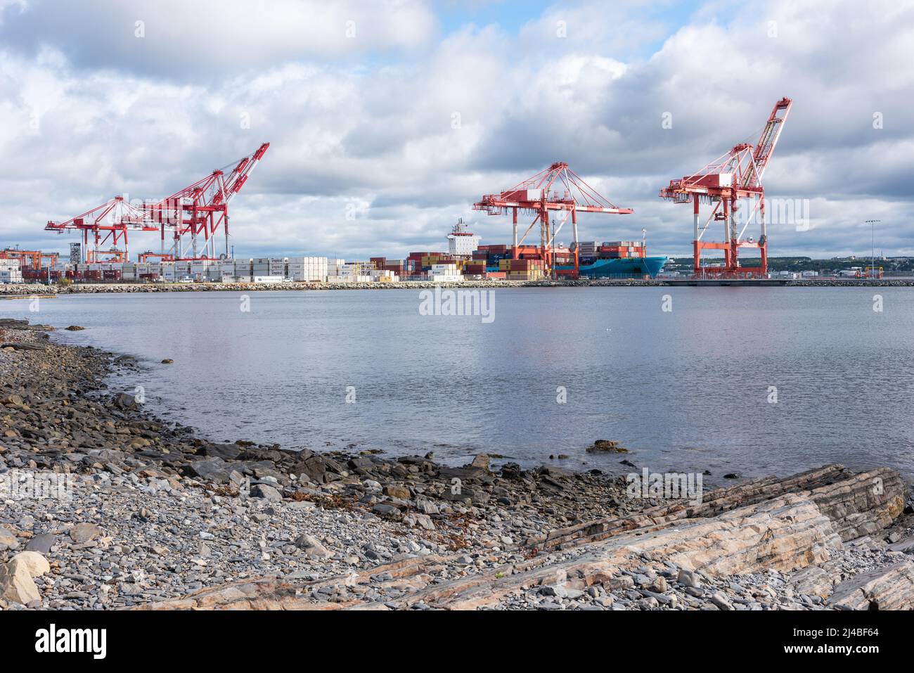 Halifax, Nova-Scotia, Kanada – 4. september 2021 : der Containerterminal des Hafens der Stadt Halifax Blick vom Point Pleasant Park. Stockfoto