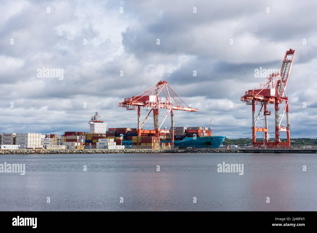 Halifax, Nova-Scotia, Kanada – 4. september 2021 : der Containerterminal des Hafens der Stadt Halifax Blick vom Point Pleasant Park. Stockfoto