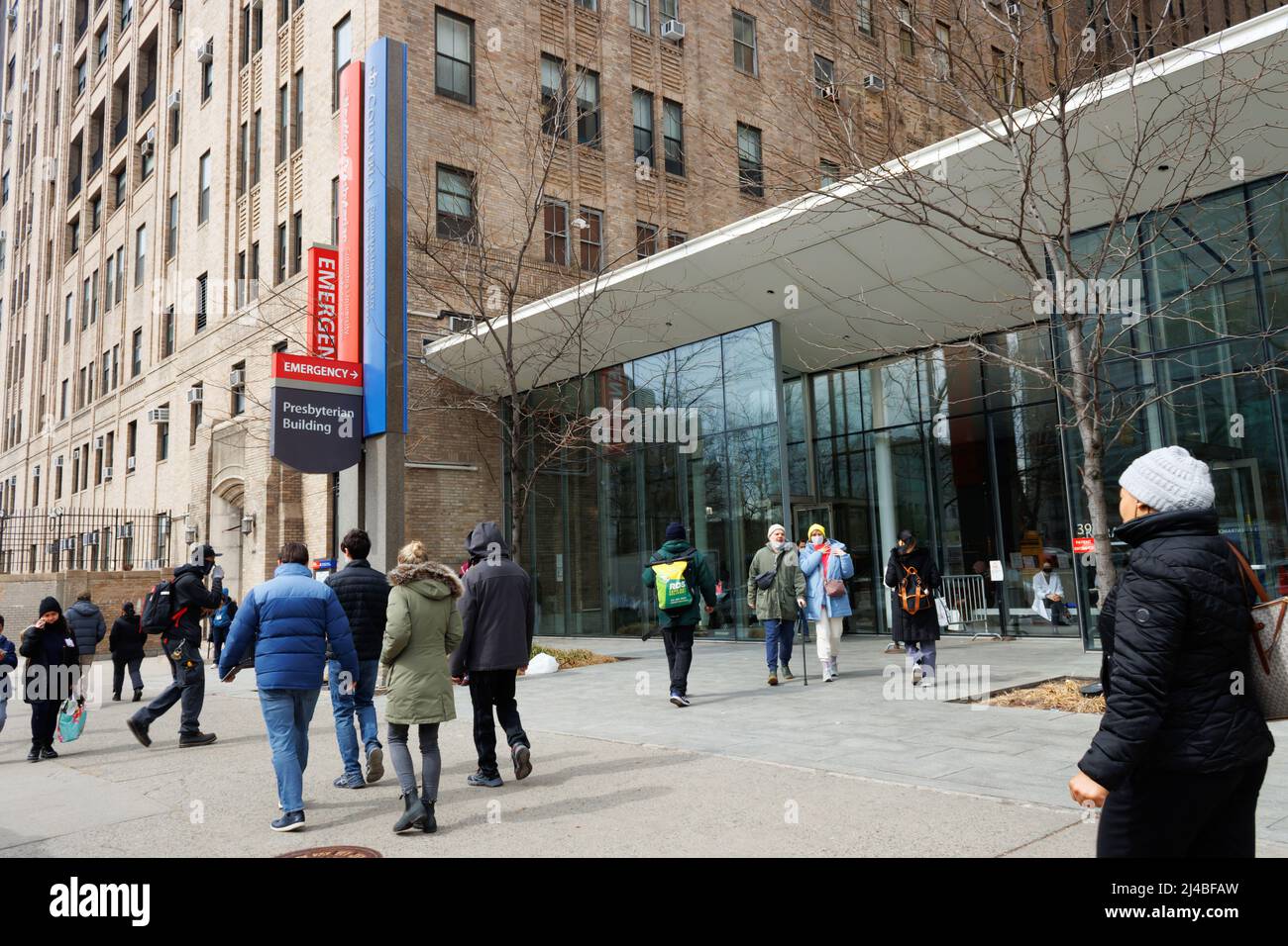 Die Menschen gehen am Eingang des New York Presbyterian Hospital Walk-in Noteingangs an der 168. st und am Broadway in Washington Heights, Manhattan vorbei Stockfoto