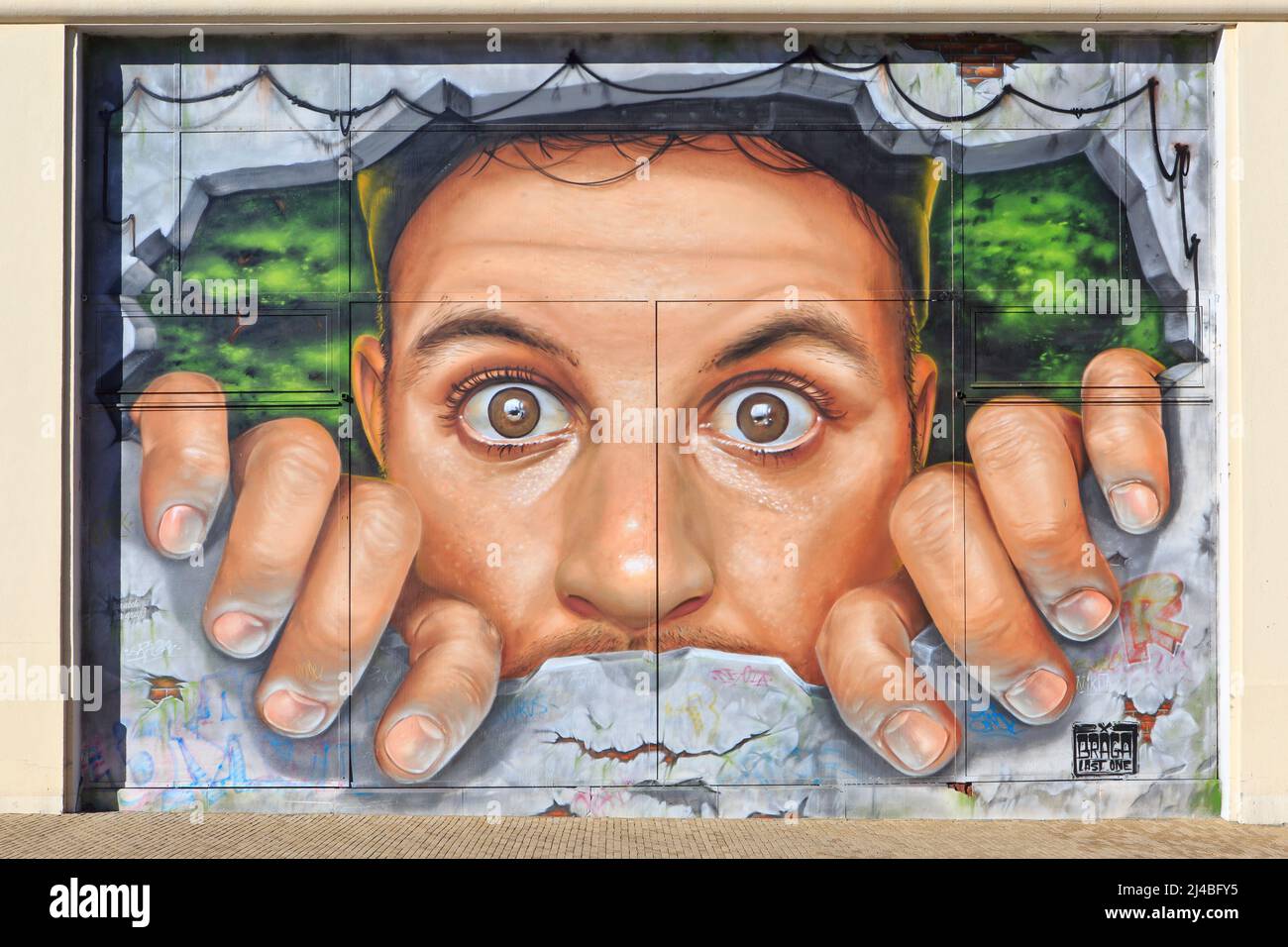 Schöne Graffiti an einer Wand des Straßenkünstlers Braga in Calais (Pas-de-Calais), Frankreich Stockfoto Schöne Graffiti an einer Wand des Straßenkünstlers Braga in Calais (Pas-de-Calais), Frankreich Stockfoto