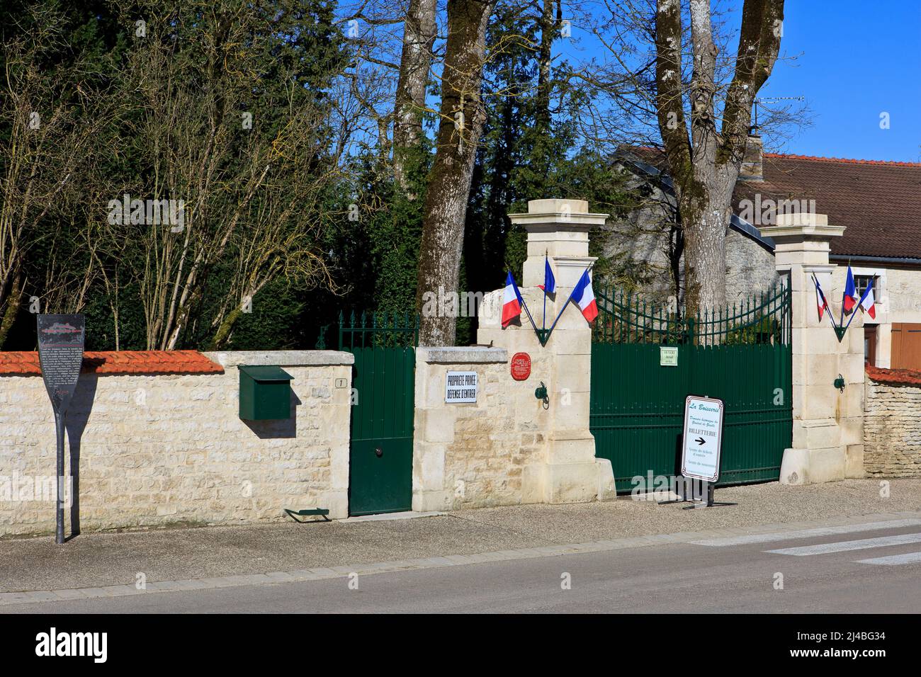 Das Eingangstor zur 'La Boisserie', dem ehemaligen Wohnsitz des französischen Präsidenten Charles de Gaulle und seiner Familie in Colombey-les-Deux-Eglises, Frankreich Stockfoto