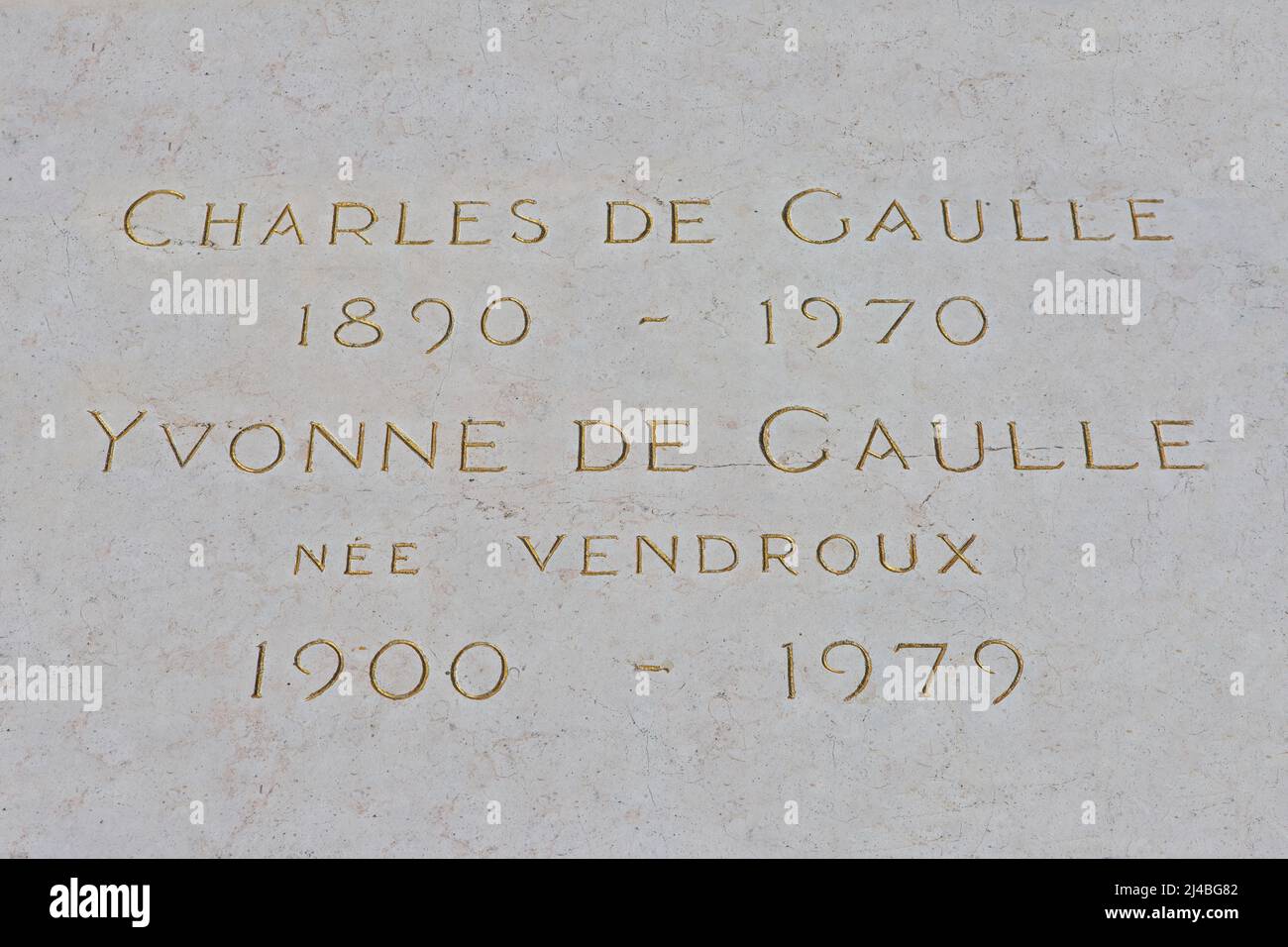 Denkmal für Charles de Gaulle (1890-1970) und Yvonne Vendroux (1900-1979), die in der Kirche Notre Dame in Calais, Frankreich, geheiratet haben Stockfoto