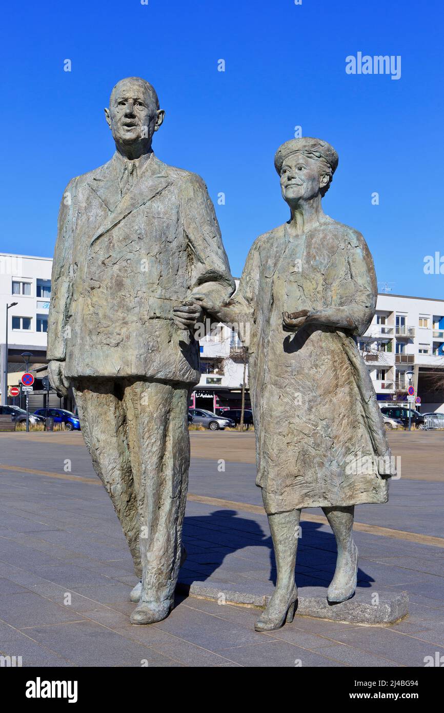 Denkmal für Charles de Gaulle (1890-1970) und Yvonne Vendroux (1900-1979), die in der Kirche Notre Dame in Calais, Frankreich, geheiratet haben Stockfoto