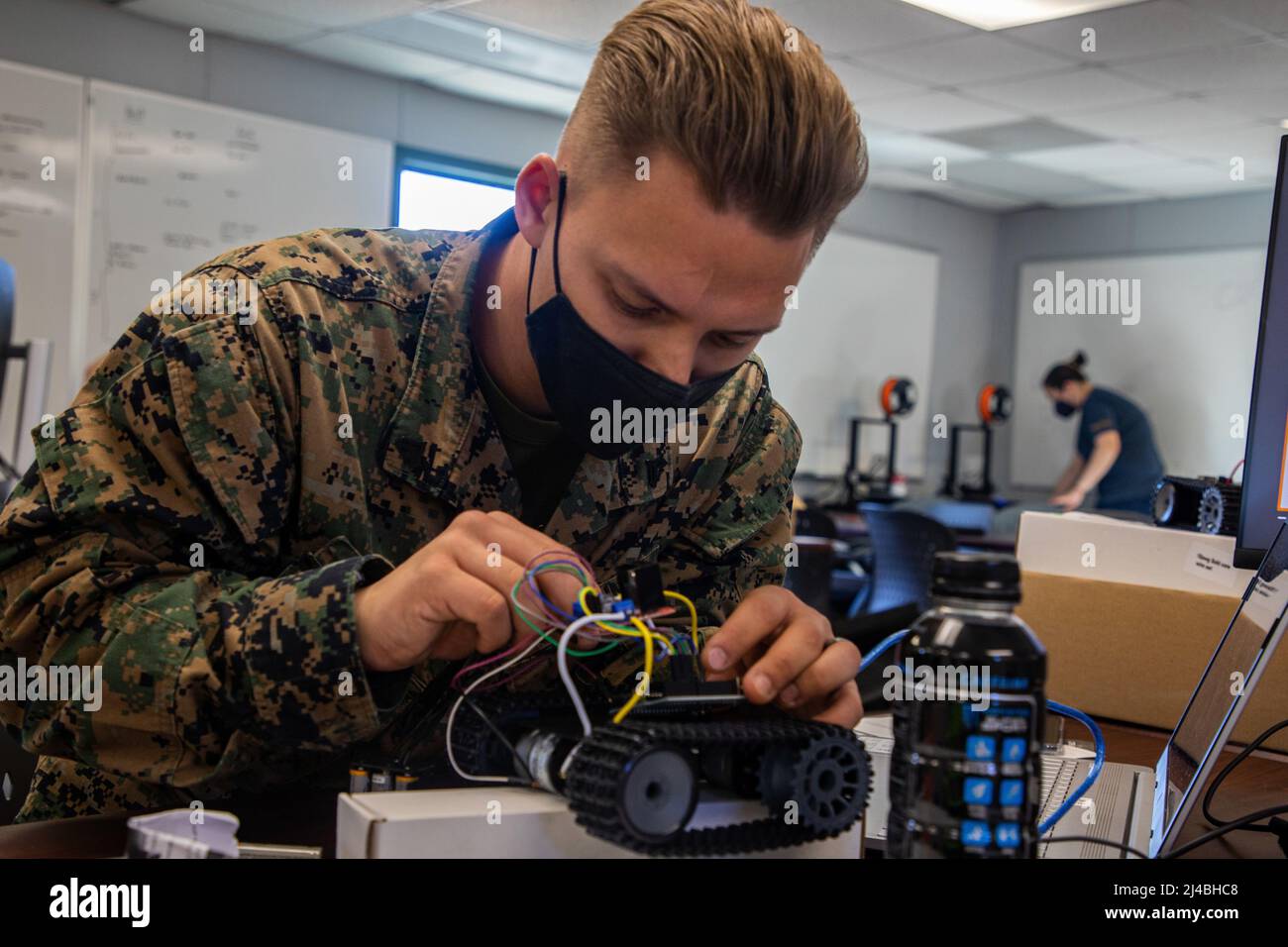 Camp Lejeune, North Carolina, USA. 3. März 2022. U.S. Marine Corps CPL. Cameron Pond, ein Special Purpose Marine Air Ground Task Force Planner mit der 2. Marine Logistics Group, baut einen Roboter auf dem II Marine Expeditionary Force Innovation Campus auf Camp Lejeune, North Carolina, 3. März 2022. Marineinfanteristen und Segler lernten, wie man Roboter baut und wie man codiert, dieser Raum wird auch für Planung, funktionsübergreifende Teams, Gehirnschreiben, Fragenformulierungstechnik, Scrum, Frameworks zur Ideengenerierung und 365/24/7-Zusammenarbeit auf globaler Ebene in virtuellen Umgebungen zur Maximierung Stockfoto