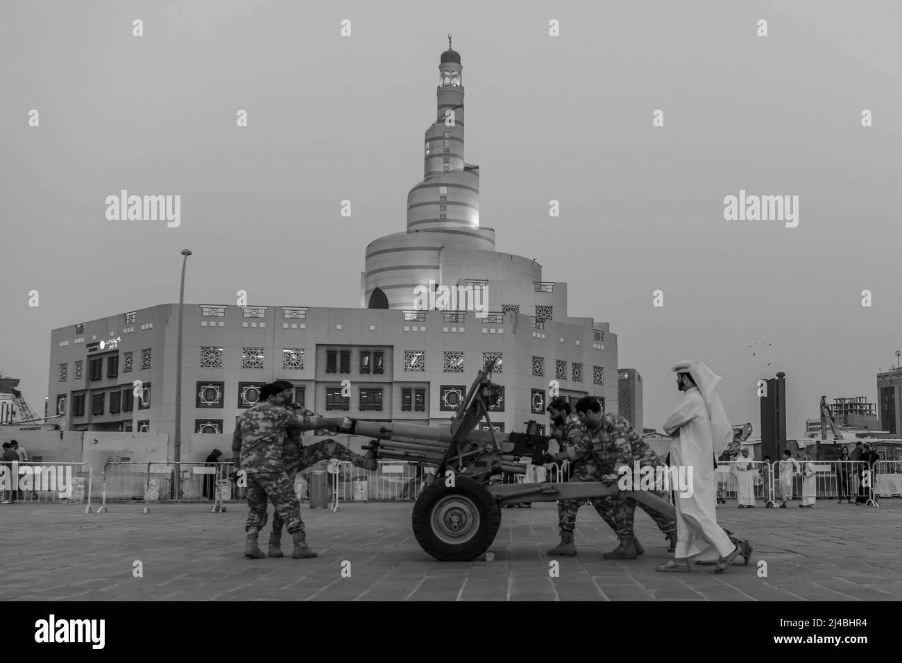 Souq Waqif Kanone feuern, Kanonenschuss auch bekannt als Midfaa Iftar Stockfoto