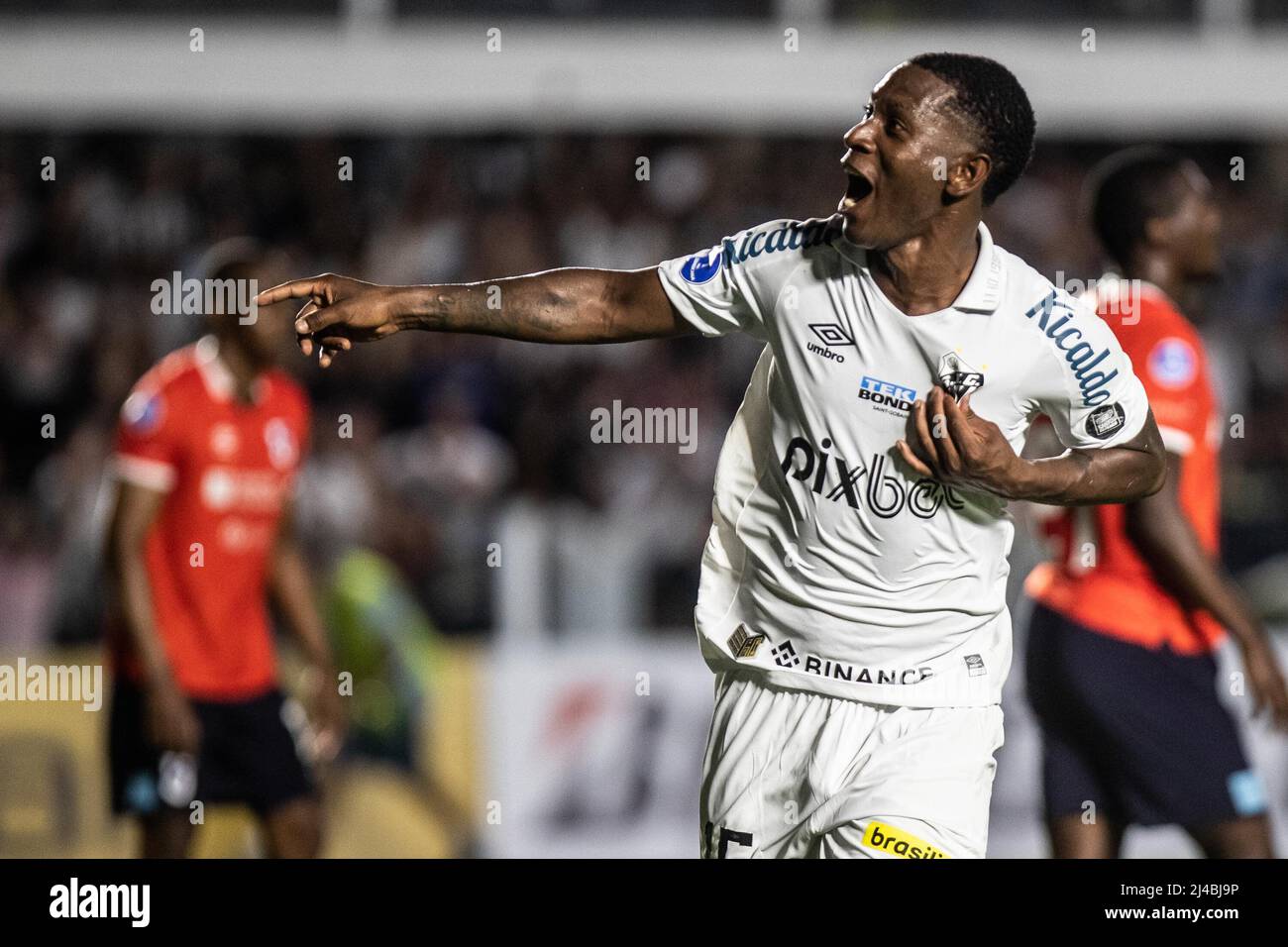 Santos, Sao Paulo, Brasilien. 13. April 2022. Sudamericana Soccer Cup - Gruppenphase: Santos und Universidad Catolica (Ecuador). 13. April 2022, Santos, Sao Paulo, Brasilien: Fußballspiel zwischen Santos und der Universidad Catolica (Ecuador), gültig für die zweite Runde der Gruppe C des Sudamericana Soccer Cup 2022, die am Mittwoch (13) im Vila Belmiro Stadium an der Küste von Sao Paulo stattfindet. Santos gewann das Spiel 3:2 mit Toren von Jhojan Julio, Leo Baptistao und Bryan Angulo. Bild: Leonardo Sguacabia/TheNews2 (Bild: © Leonardo Sguacabia/TheNEWS2 via ZUMA Press Wire) Stockfoto