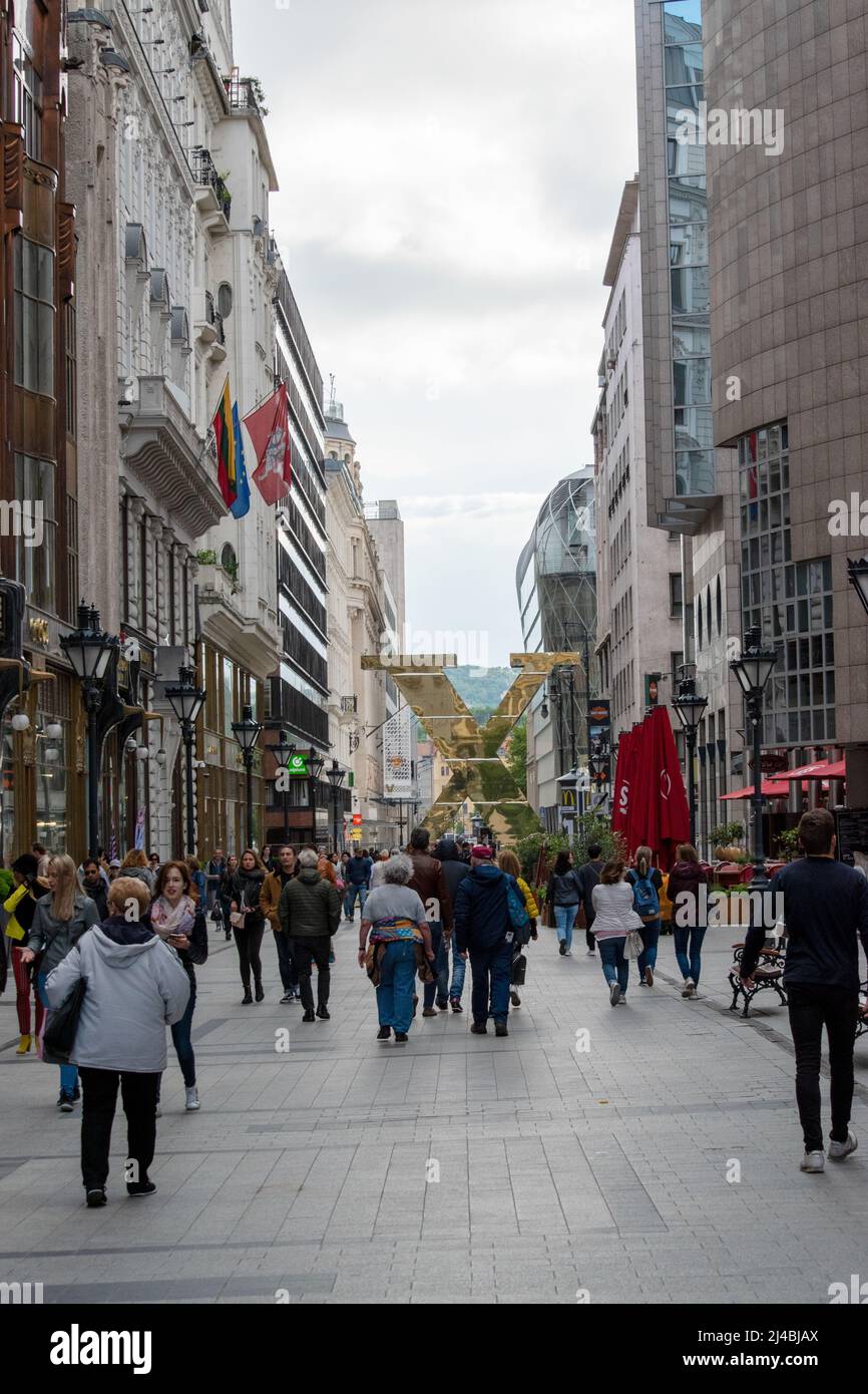 Golden 'X' auf der Fashion Street, Deak Ferenc im Zentrum von Budapest, Ungarn. Stockfoto