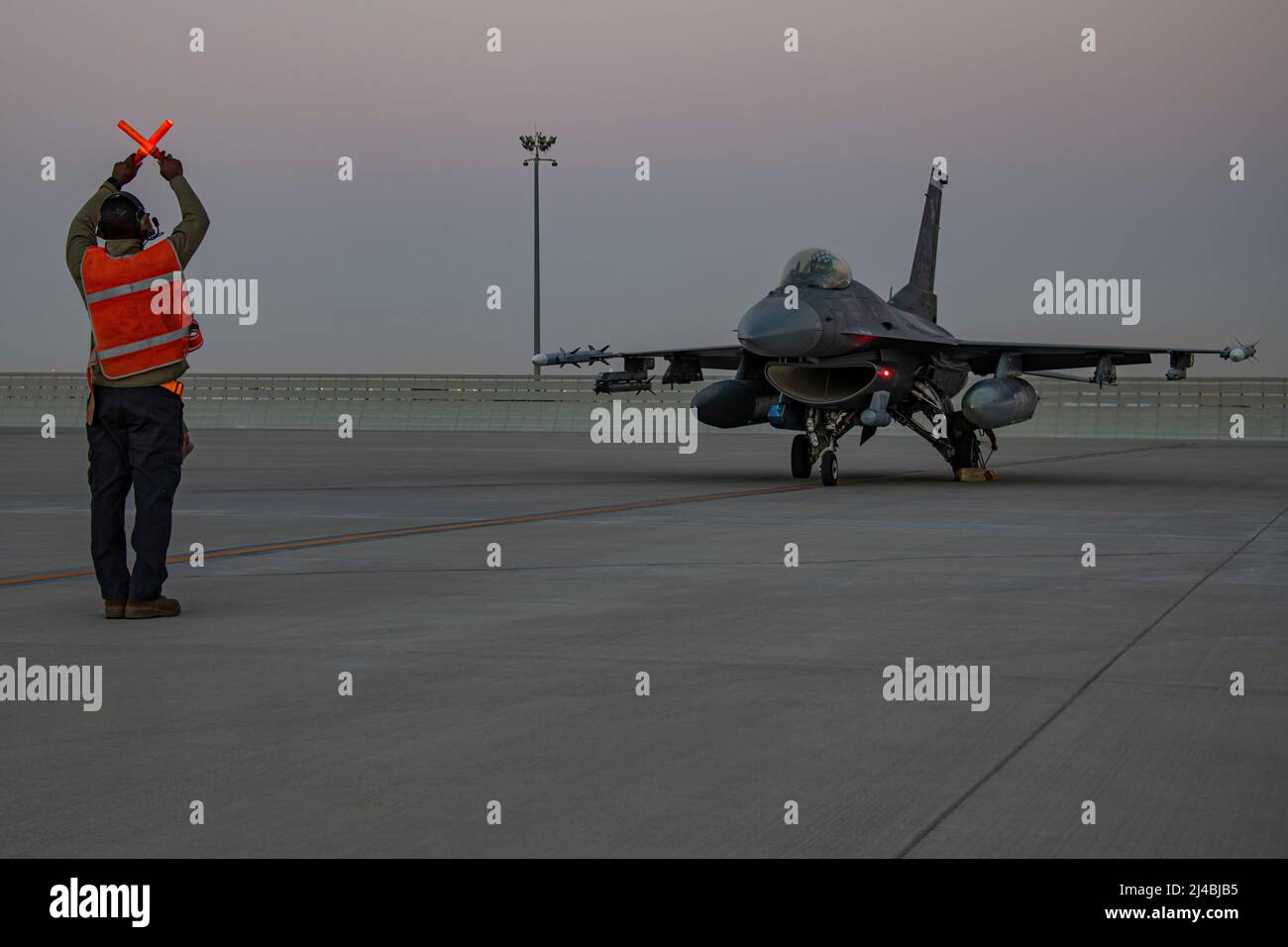 Ein US-Luftwaffenflieger mit den 379. Expeditionary Maintenance Group-Marscharen in einem F-16 Fighting Falcon während des Koalitionstrainings auf der Al Udeid Air Base, Katar, 24. Januar 2022. Die Wartungspersonal mit dem 379. EMXG übten ihre multifähigen Funktionen aus, indem sie auf dem Kampfflugzeug Hot-Pit-Betankung durchführten. (USA Luftwaffe Foto von Capt. Mahalia Frost) Stockfoto