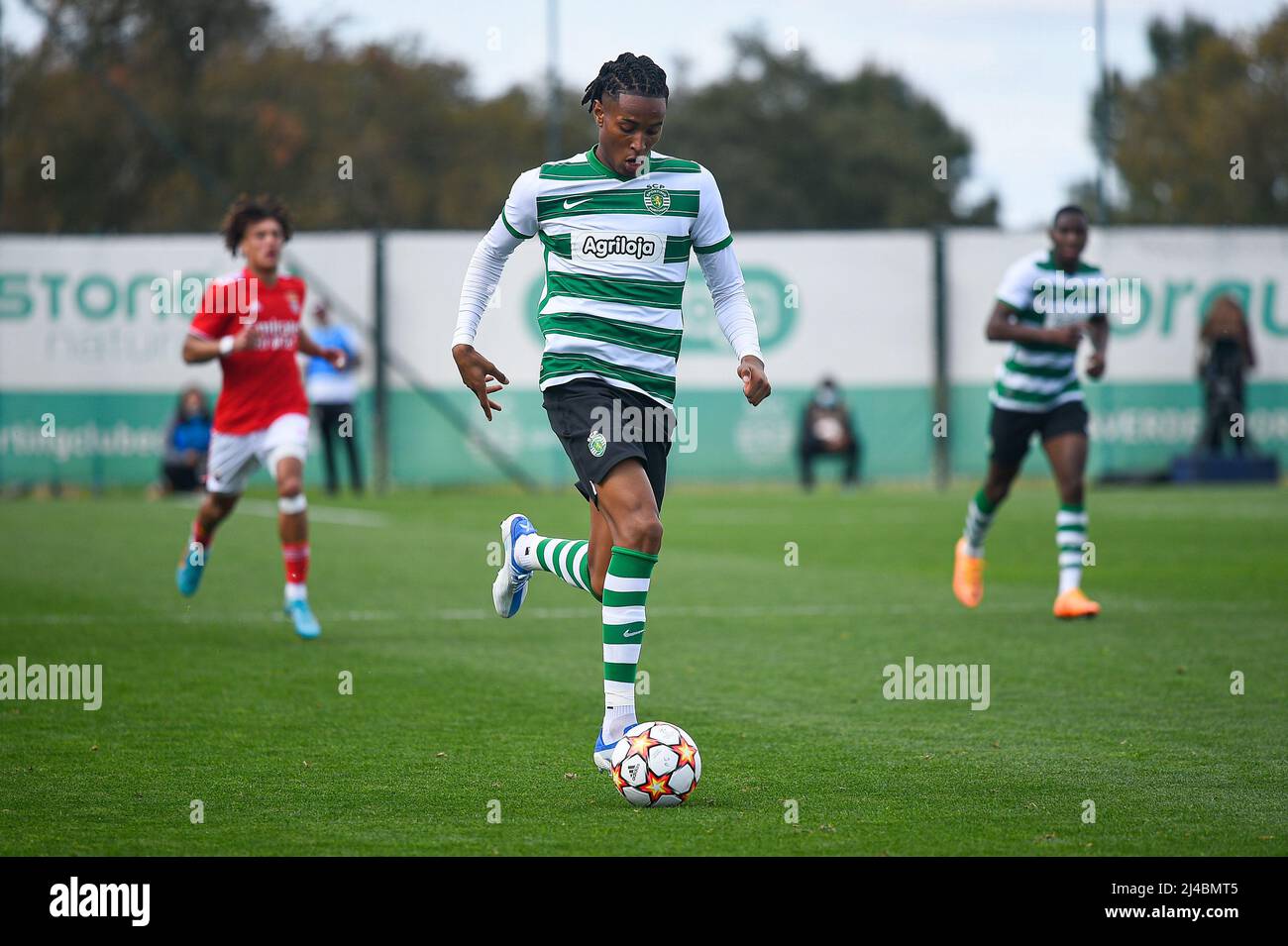 Alcochete, Portugal. 13. April 2022. Youssef Chermiti von Sporting im Viertelfinale des UEFA Youth League-Spiels zwischen Sporting und Benfica im Estadio Aurelio Pereira in Aktion gesehen Endstand; Sporting 0:4 Benfica. (Foto von Bruno de Carvalho/SOPA Images/Sipa USA) Quelle: SIPA USA/Alamy Live News Stockfoto