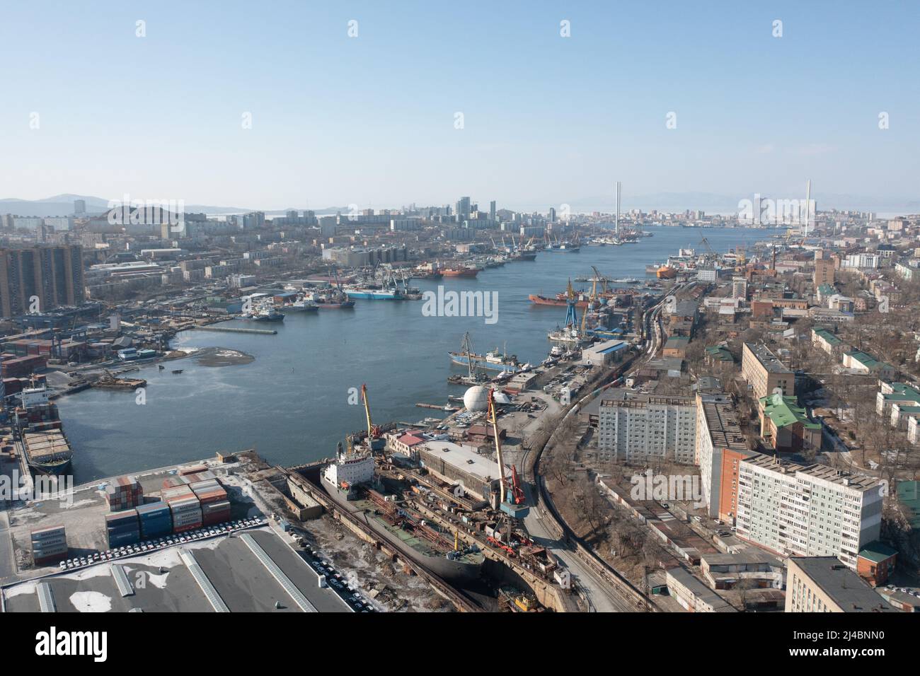 Der Blick von der Spitze der Bucht, Häuser und Straßen der Stadt. Stockfoto