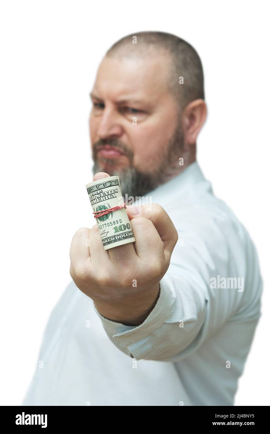 Ein Mann zeigt den Mittelfinger, auf dem Dollar in einen Schlauch gerollt werden. Geste - Sie erhalten kein Geld. Stockfoto