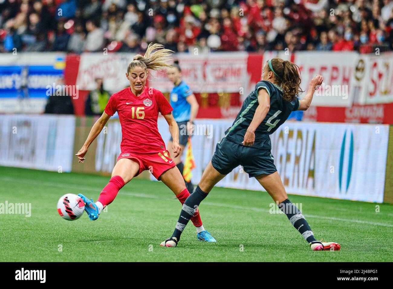Vancouver, British Columbia, Kanada. 8.. April 2022. Janine Beckie vom Team Canada während der ersten Canada Soccer’s Women’s National Team-Feebar Stockfoto