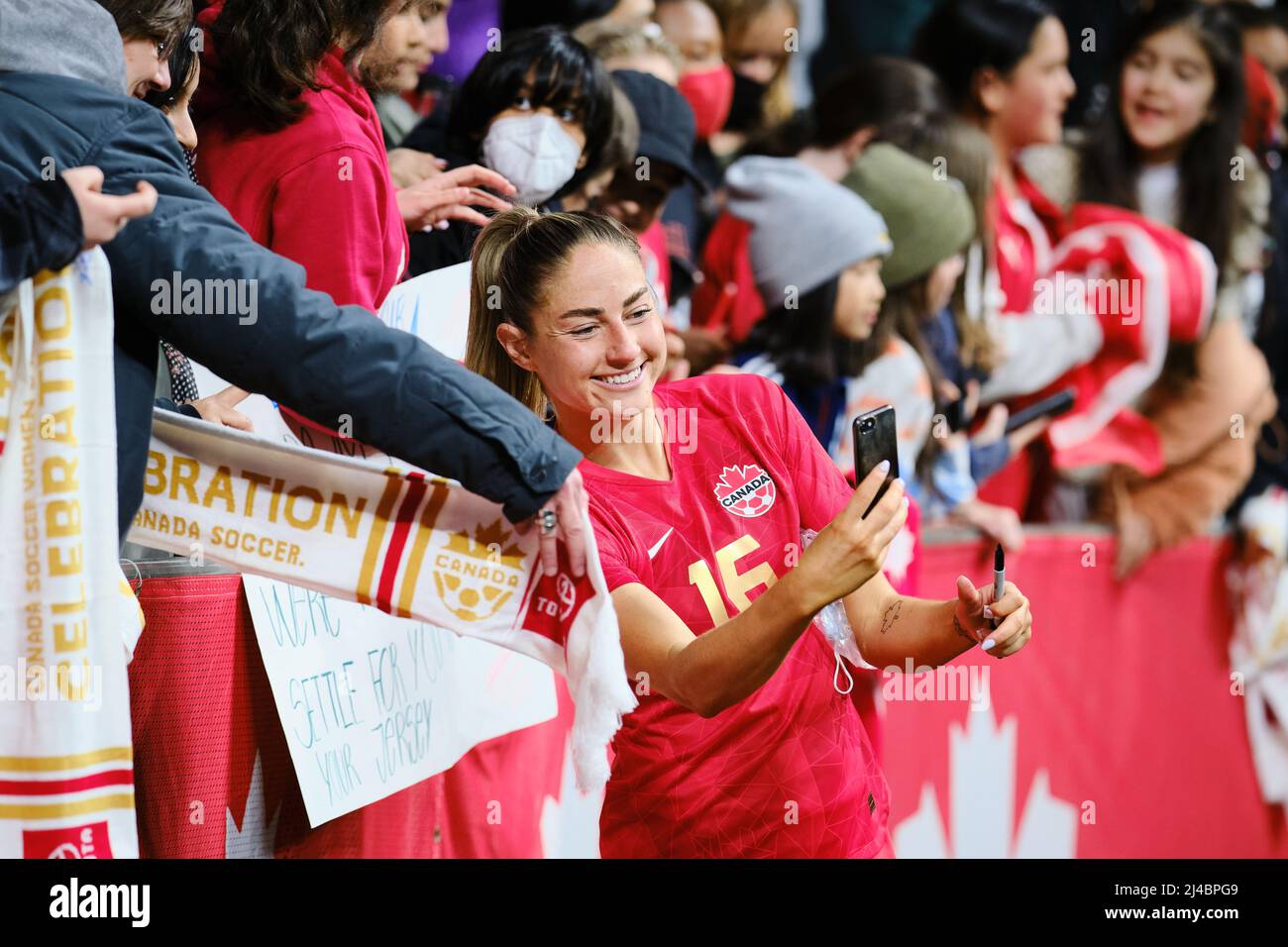 Vancouver, British Columbia, Kanada. 8.. April 2022. Janine Beckie vom Team Canada beim Selfie mit Fans nach dem ersten Canada Soccer’s Women’s Nat Stockfoto