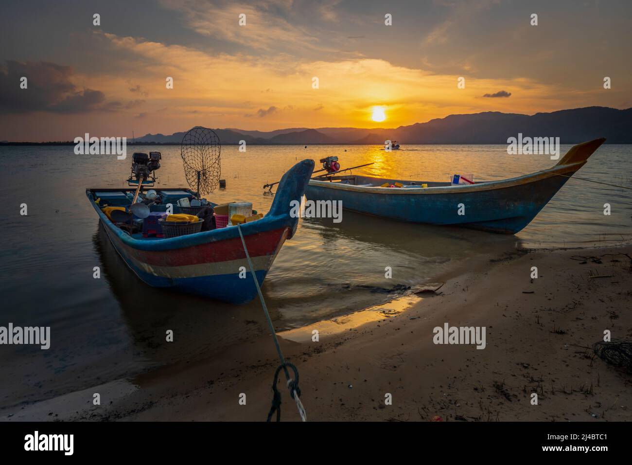 Fischerboot am Timah Tasoh Reservoir im Bundesstaat Perlis in Malaysia Stockfoto