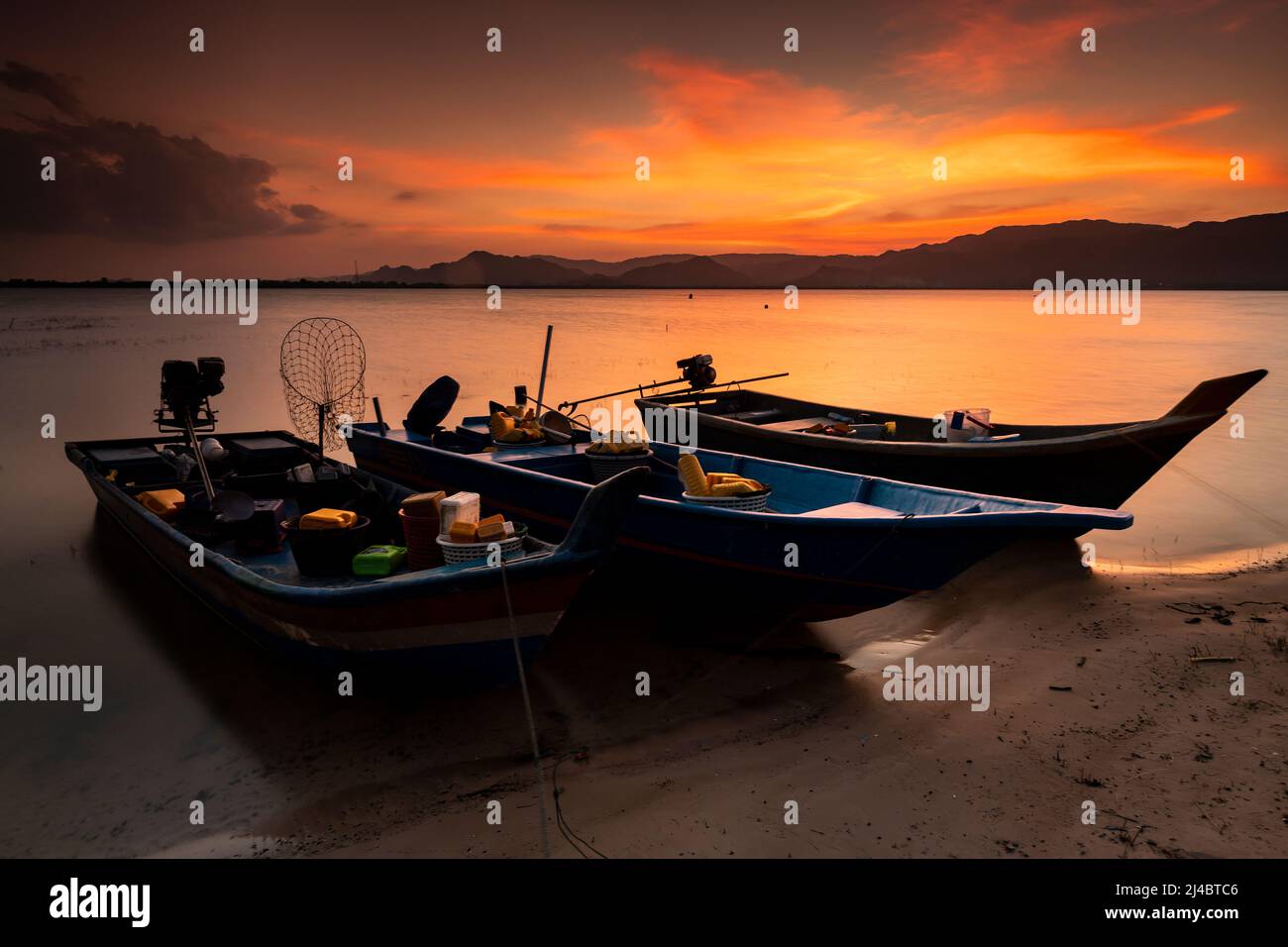 Fischerboot am Timah Tasoh Reservoir im Bundesstaat Perlis in Malaysia Stockfoto