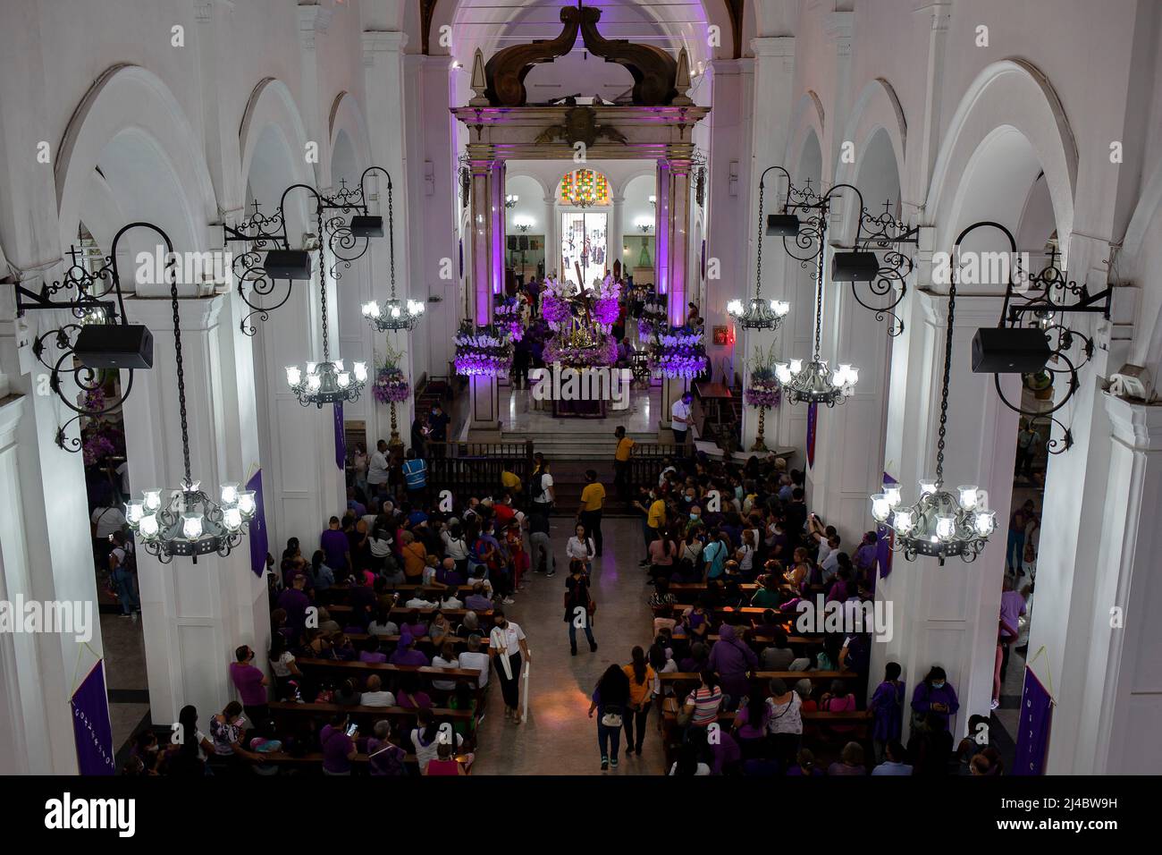 Caracas, Venezuela. 13. April 2022. CARACAS, VENEZUELA - 13. APRIL: Katholische Gemeindemitglieder nehmen an der traditionellen Prozession des Nazareno de San Pablo im Rahmen der Karwoche in der Basilika St. Teresa am 13. April 2022 in Caracas, Venezuela, Teil. (Foto von Pedro Rances Mattey /PxImages) Credit: Px Images/Alamy Live News Stockfoto