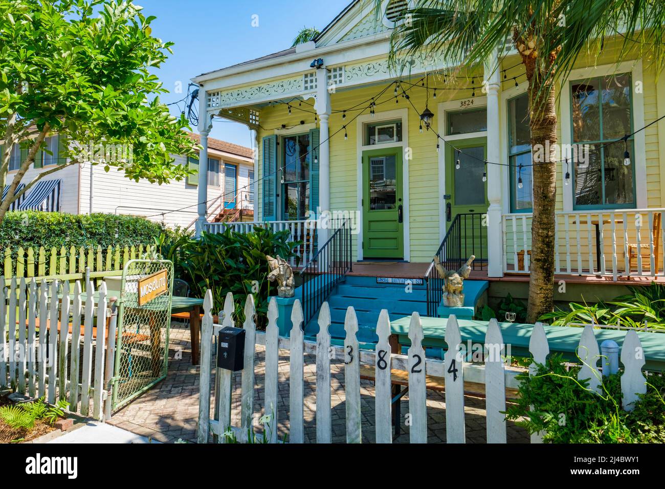 NEW ORLEANS, LA, USA - 8. APRIL 2022: Mosquito Supper Club Restaurant in der Dryades Street Stockfoto