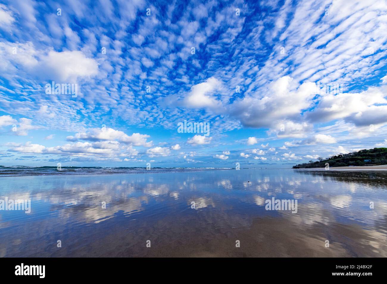 Der Himmel spiegelt sich am 75 Meilen langen Strand auf Fraser Island, Queensland, Australien Stockfoto