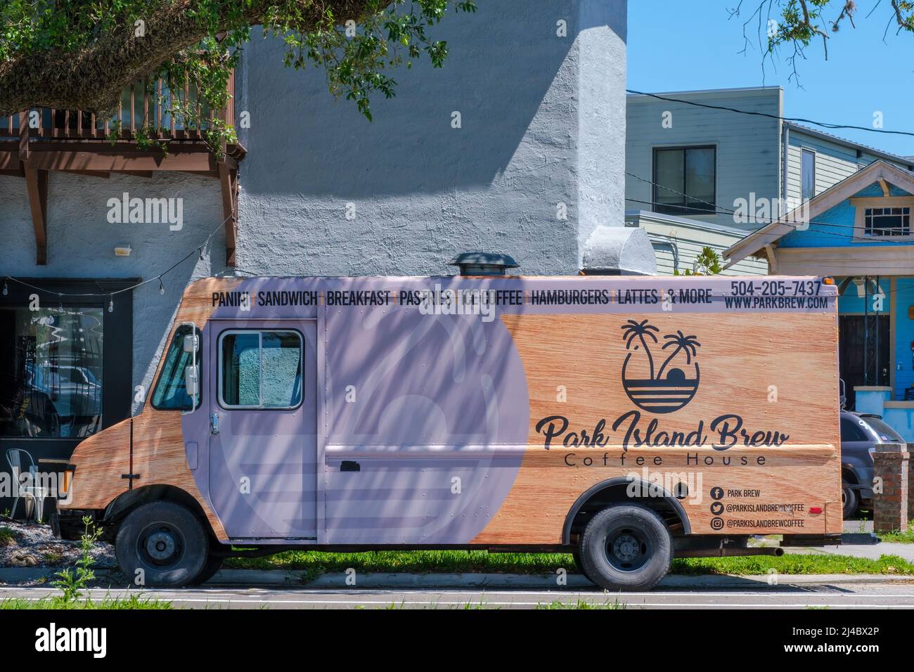 NEW ORLEANS, LA, USA - 9. April 2022: Park Island Brew Food Truck vor dem Park Island Brew Coffee House am Gentilly Blvd Stockfoto