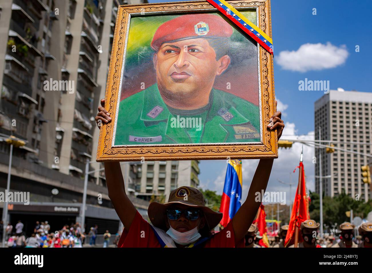 Caracas, Venezuela. 13. April 2022. CARACAS, VENEZUELA - 13. APRIL: Mitglieder der Bolivarischen Miliz nehmen an einem marsch zum Gedenken an den 20.. Jahrestag des Putsches Teil, der den verstorbenen venezolanischen Präsidenten (1999-2013) Hugo Chavez am 13. April 2022 in Caracas, Venezuela, kurzzeitig von der Macht entfernte. (Foto von Pedro Rances Mattey/PxImages) Credit: Px Images/Alamy Live News Stockfoto