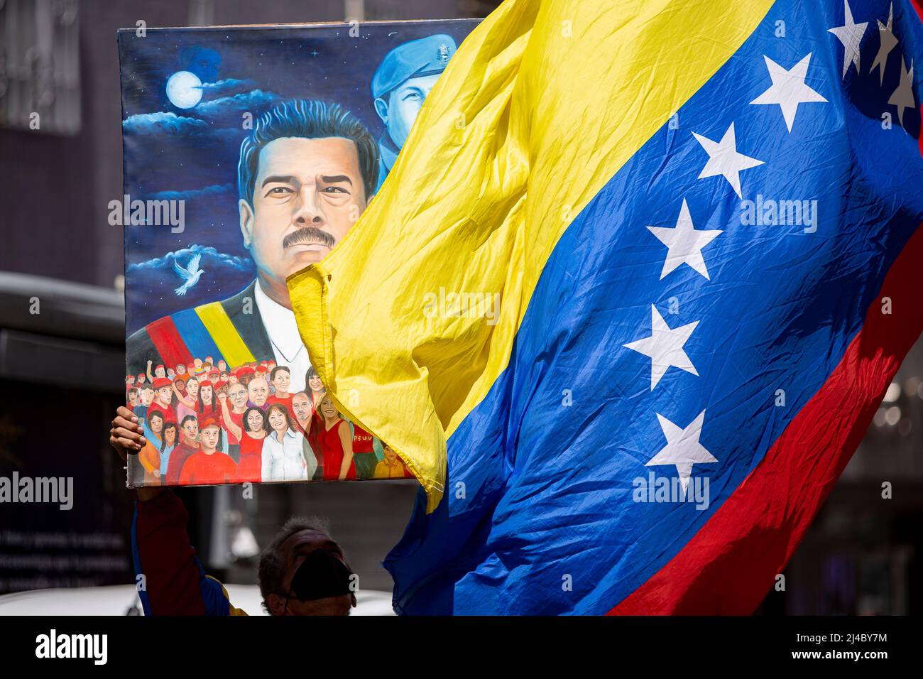 Caracas, Venezuela. 13. April 2022. CARACAS, VENEZUELA - 13. APRIL: Mitglieder der Bolivarischen Miliz nehmen an einem marsch zum Gedenken an den 20.. Jahrestag des Putsches Teil, der den verstorbenen venezolanischen Präsidenten (1999-2013) Hugo Chavez am 13. April 2022 in Caracas, Venezuela, kurzzeitig von der Macht entfernte. (Foto von Pedro Rances Mattey/PxImages) Credit: Px Images/Alamy Live News Stockfoto