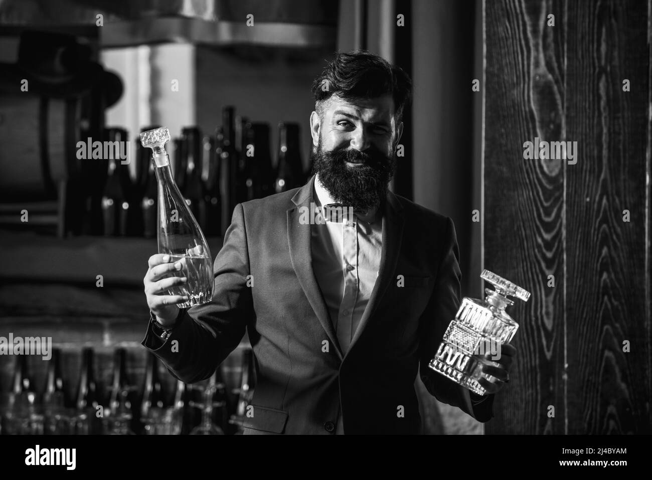 Der Barkeeper im Barbereich machte Alkoholgetränke. Professioneller Barkeeper. Stockfoto