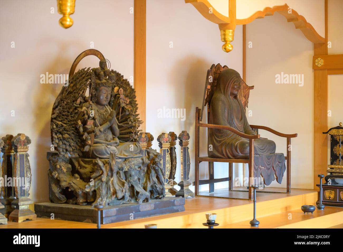 Interieur und ein buddhistischer Altar des Drama-ji-Tempels in der Stadt Oji, Präfektur Nara. Stockfoto