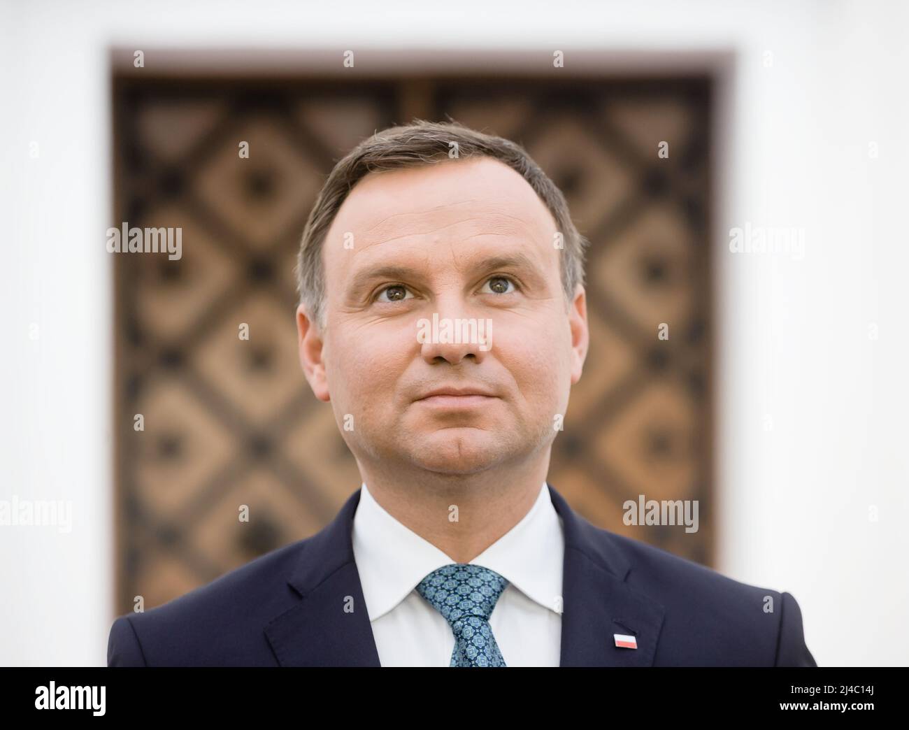 Präsident der Republik Polen Andrzej Duda gesehen während seines Besuchs in der Ukraine Andrzej Sebastian Duda ist ein polnischer Rechtsanwalt und Politiker, der seit 2015 als Präsident von Polen tätig ist. Vor seiner Präsidentschaft wurde er von 2011 bis 2014 in den Sejm und von 2014 bis 2015 in das Europäische Parlament gewählt. Während der Krieg zwischen Russland und der Ukraine über einen Monat andauert, hat der polnische Präsident Andrzej Duda behauptet, dass die ukrainischen Streitkräfte nur Waffen und mehr Waffen zur Verteidigung ihrer Nation benötigen. Er erklärte, dass Kriminelle als „Kriminelle“ bezeichnet und vor Gericht gestellt werden müssen. Stockfoto